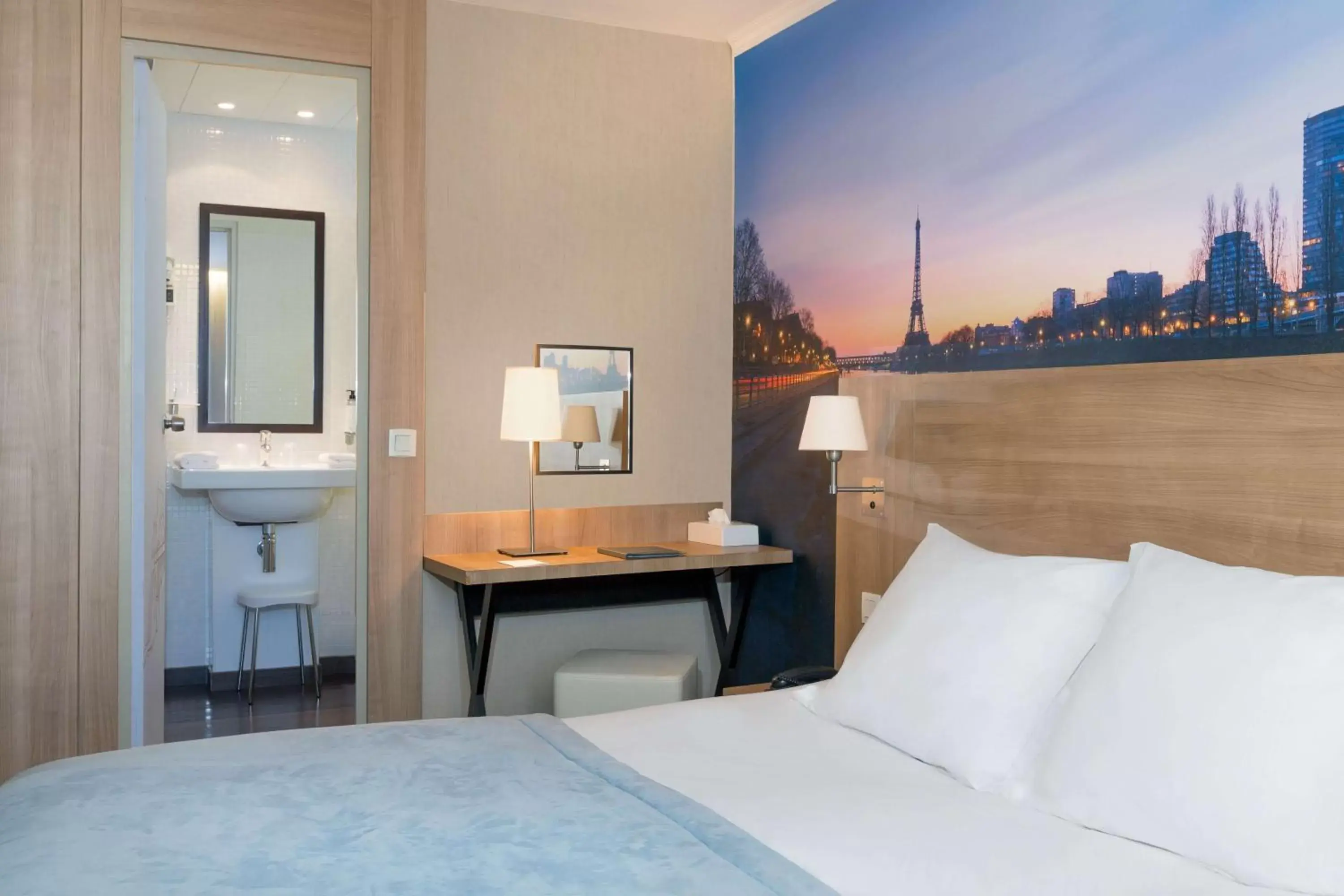 Photo of the whole room, Bed in Best Western Rives de Paris La Defense