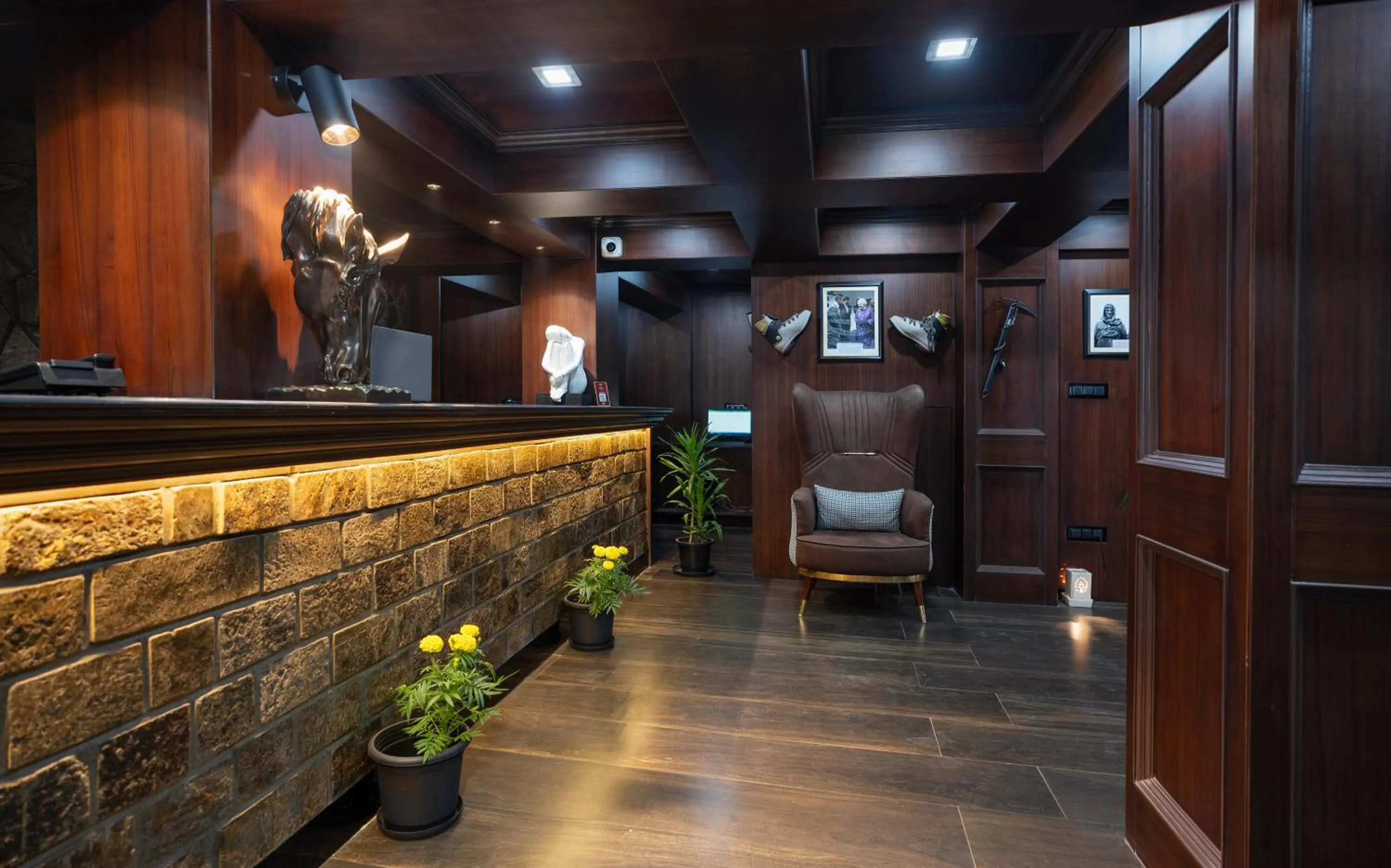 Lobby or reception in The West Gate Posada By Summit