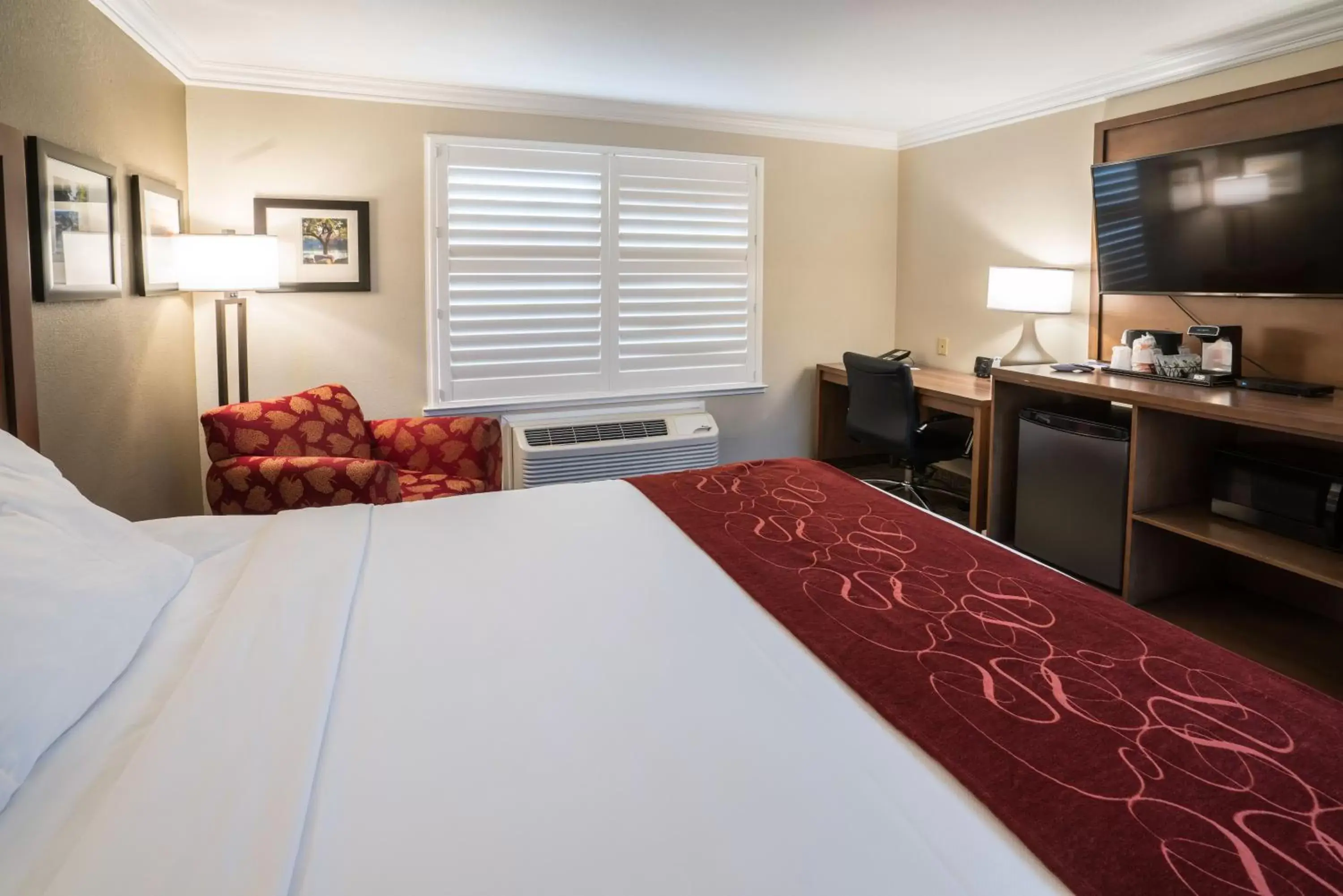 Bed in Comfort Suites Fresno River Park