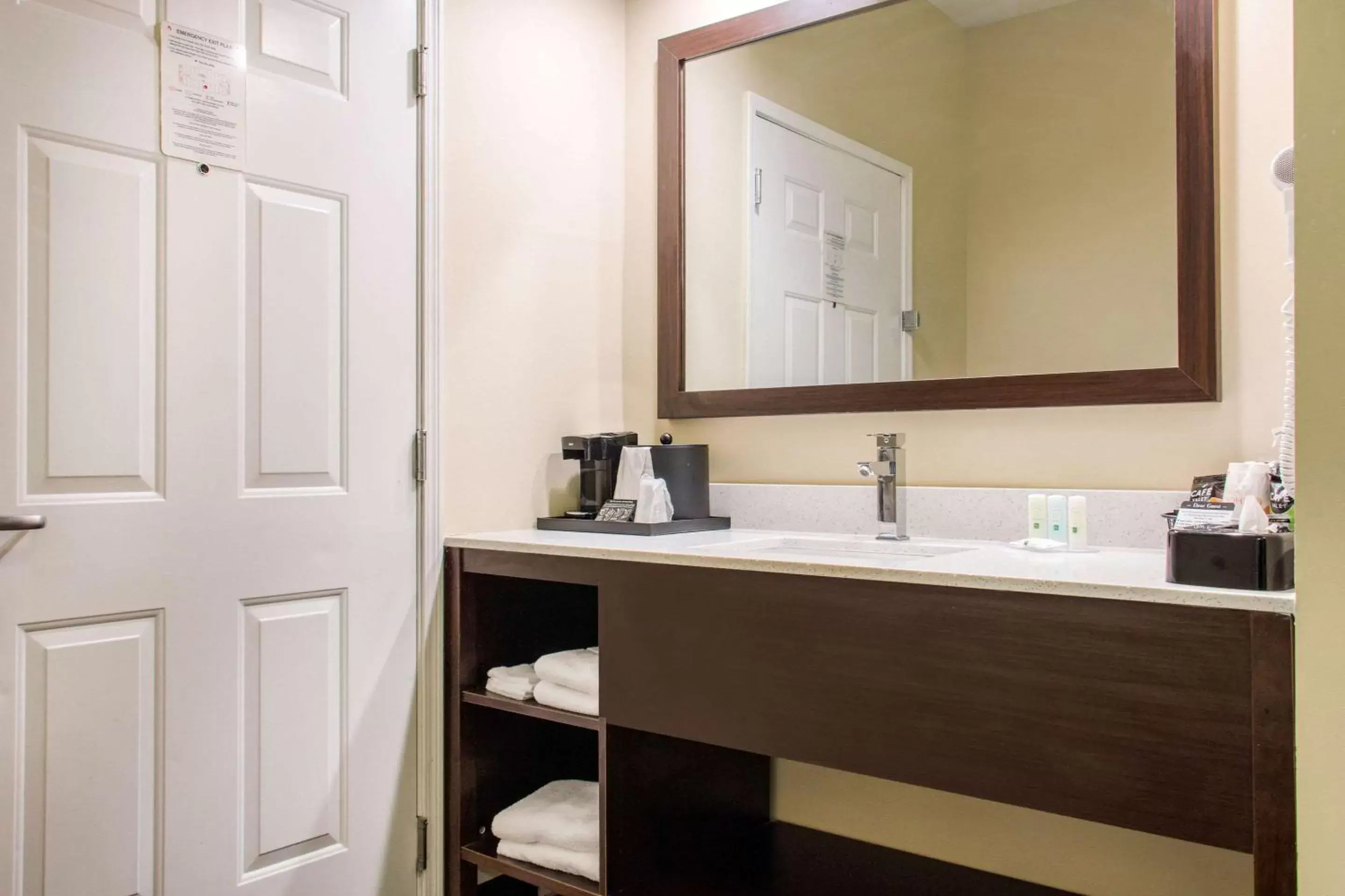 Bedroom, Bathroom in Quality Inn Pooler - Savannah I-95