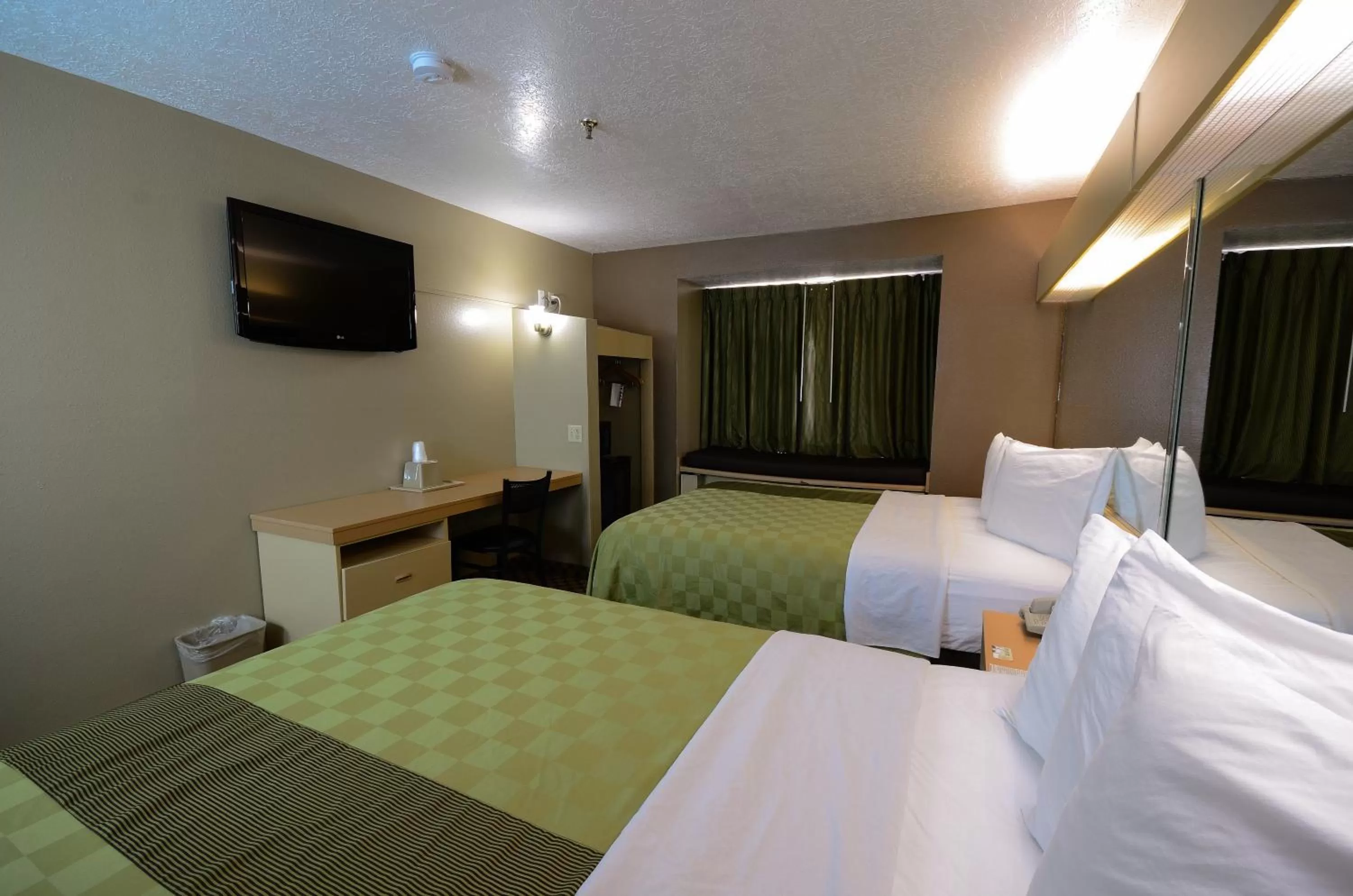 Photo of the whole room, Bed in Desert Inn Tucumcari