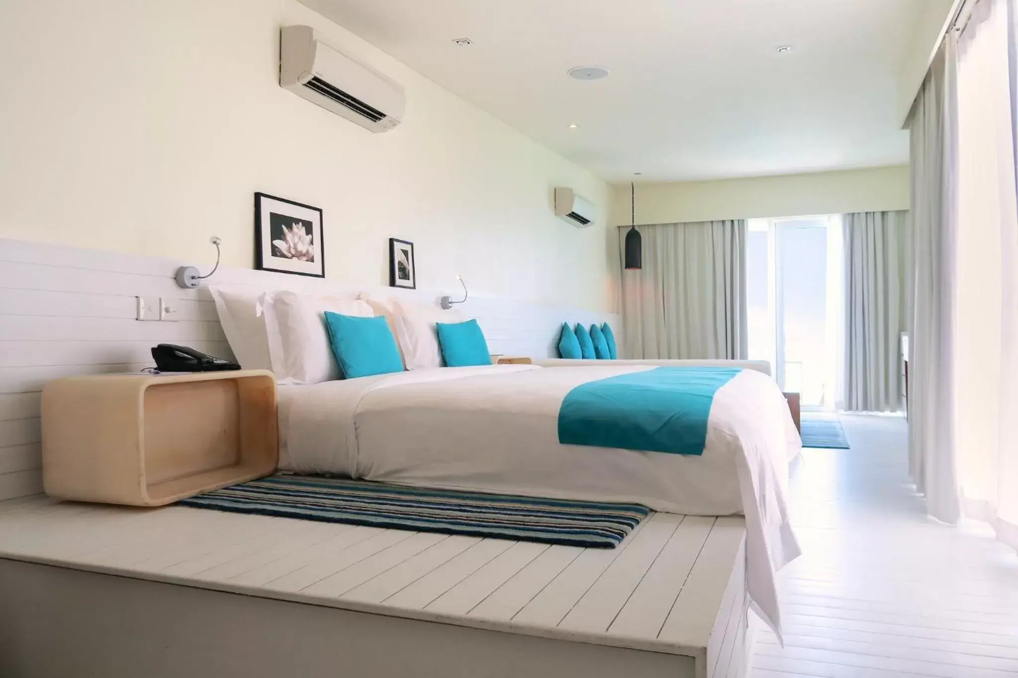 Photo of the whole room, Bed in Holiday Inn Resort Kandooma Maldives - Kids Stay & Eat Free