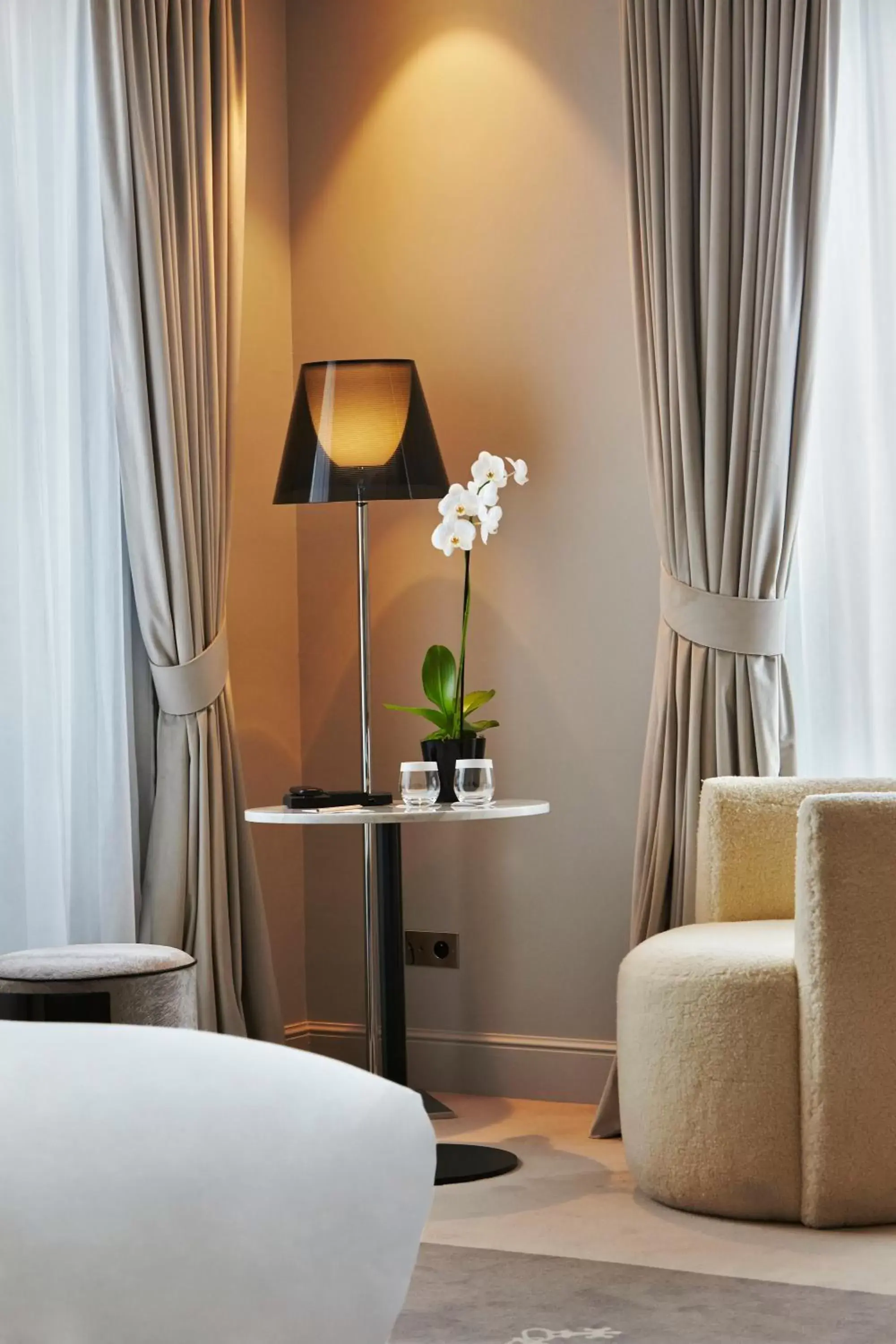 hair dresser, Bed in La Licorne Hotel & Spa Troyes MGallery