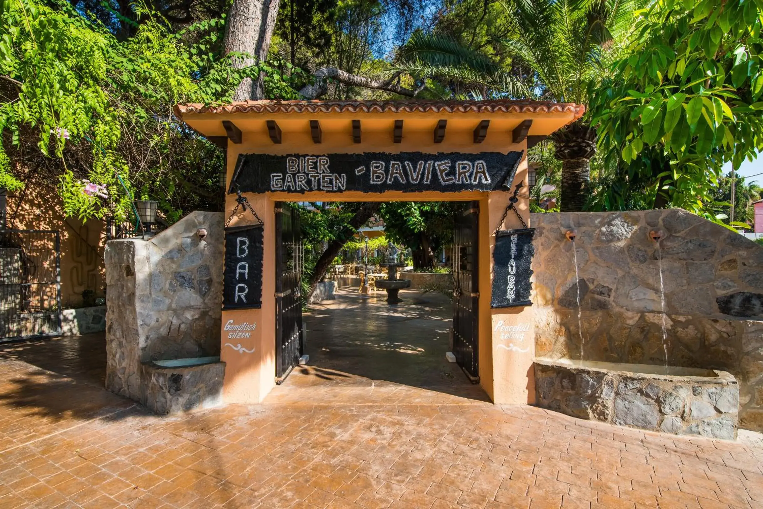 Restaurant/places to eat in Hotel Baviera