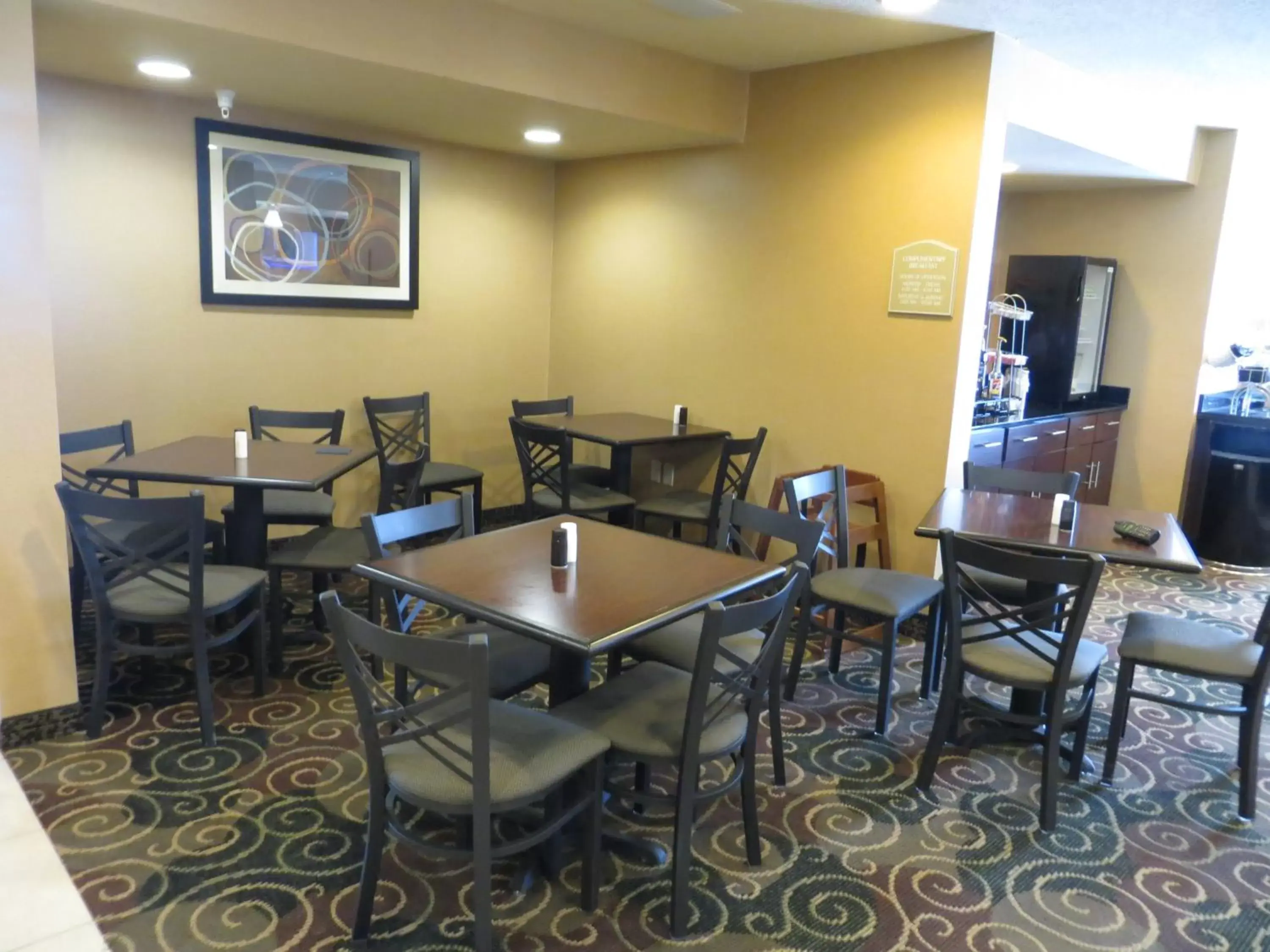 Lobby or reception, Restaurant/Places to Eat in Cobblestone Inn & Suites - Harper