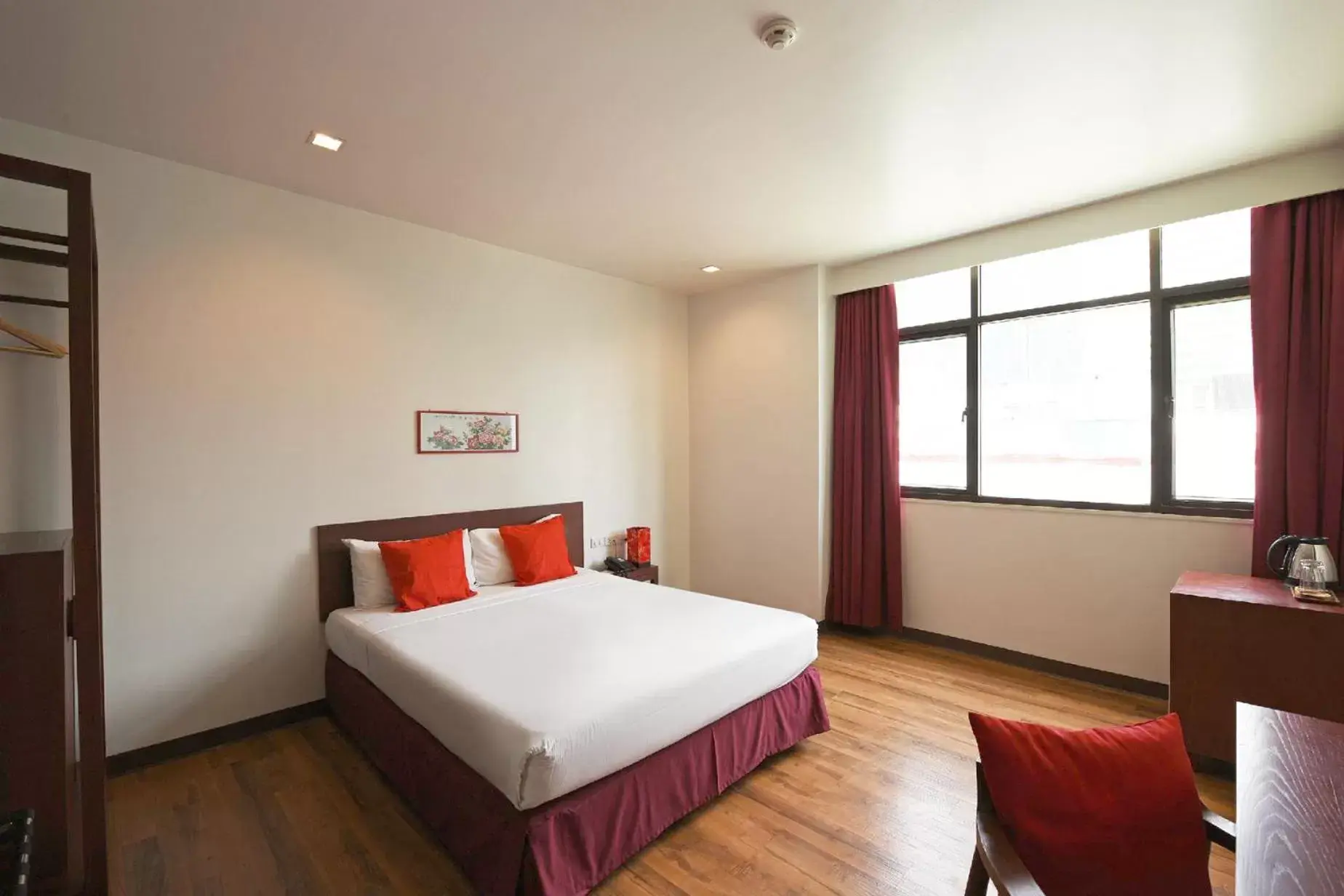 Bedroom, Bed in Ruamchitt Plaza Hotel