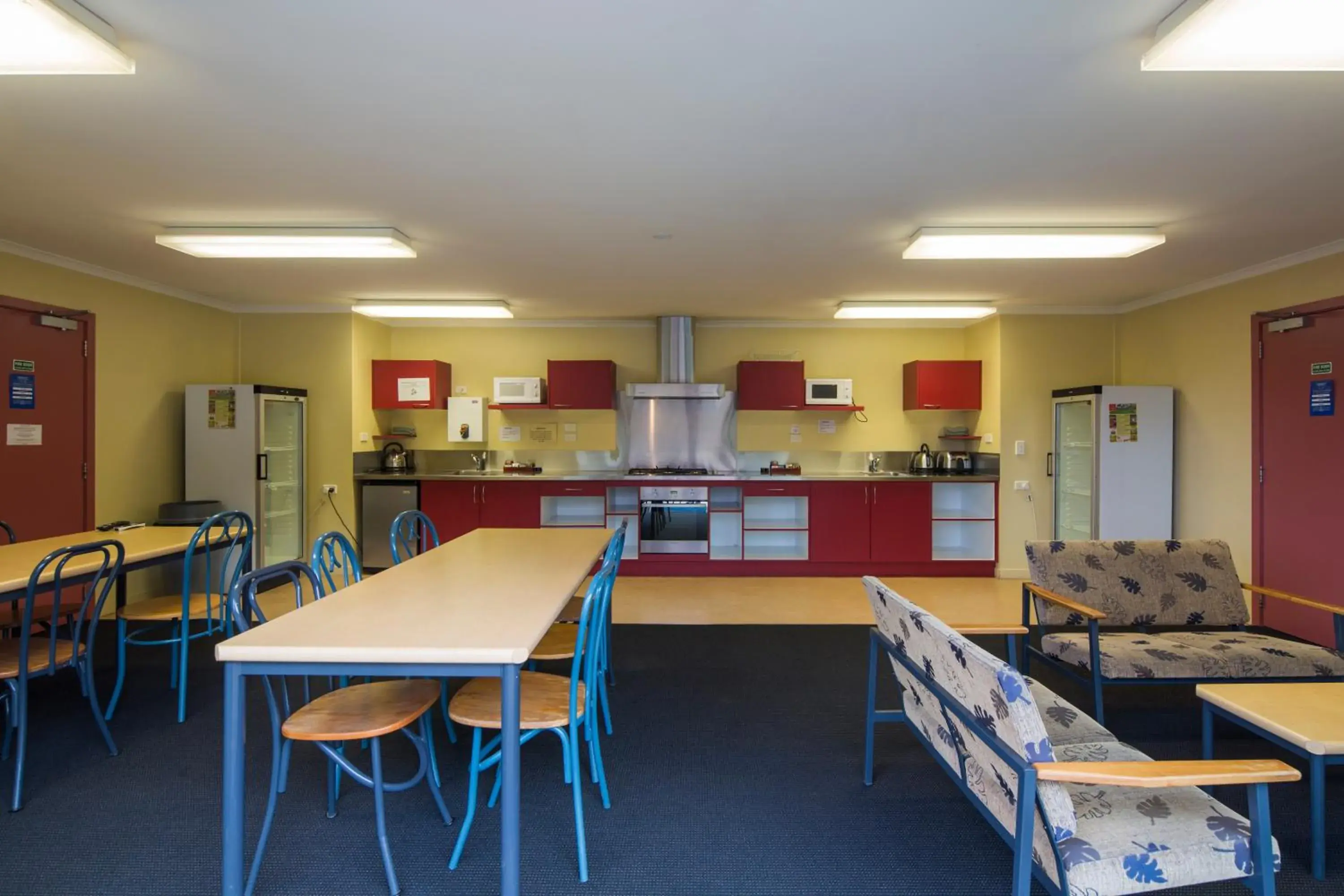 Communal kitchen, Restaurant/Places to Eat in Pinewood Lodge