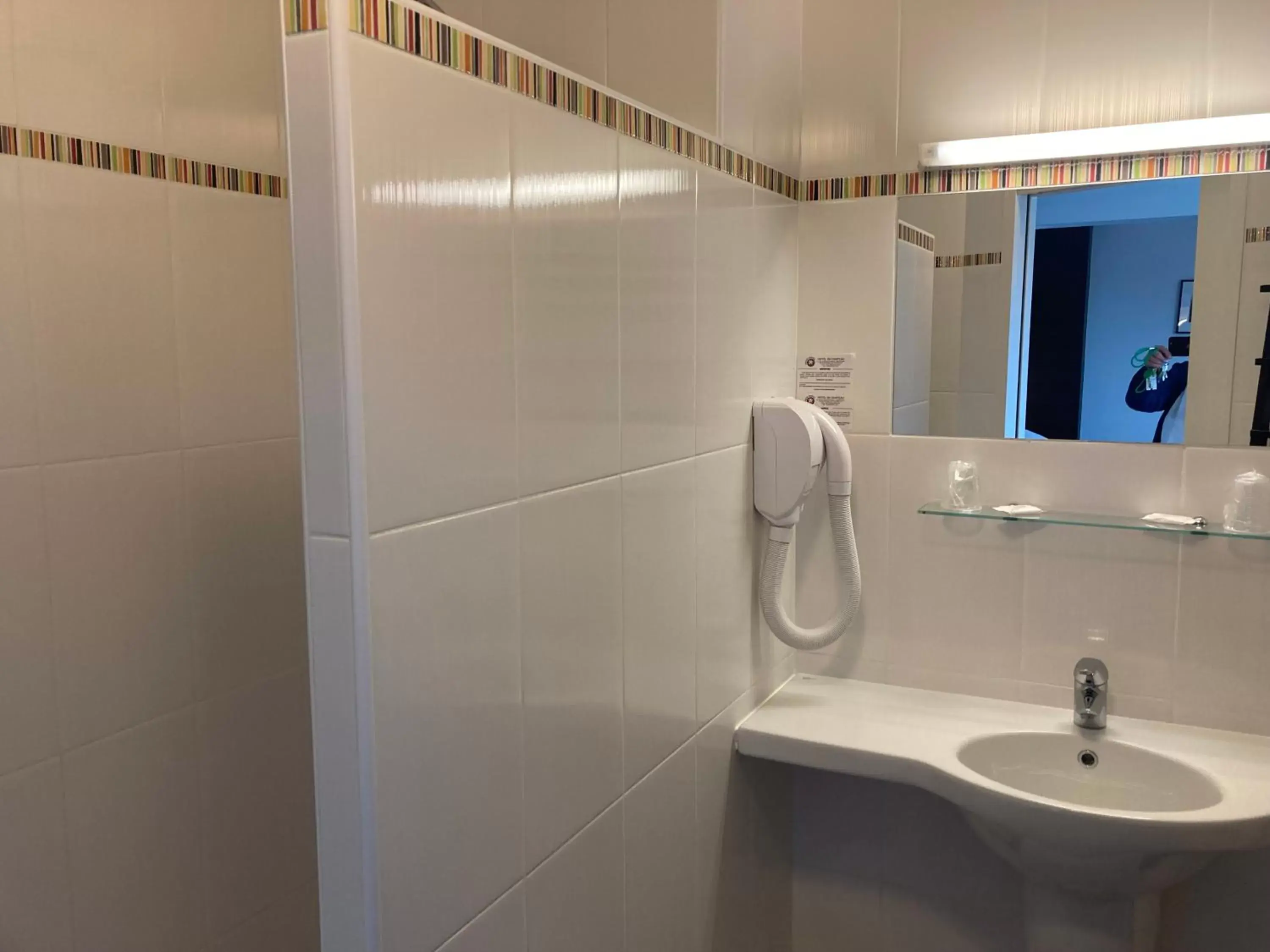 Property building, Bathroom in The Originals City, Hôtel du Château, Pontivy (Inter-Hotel)