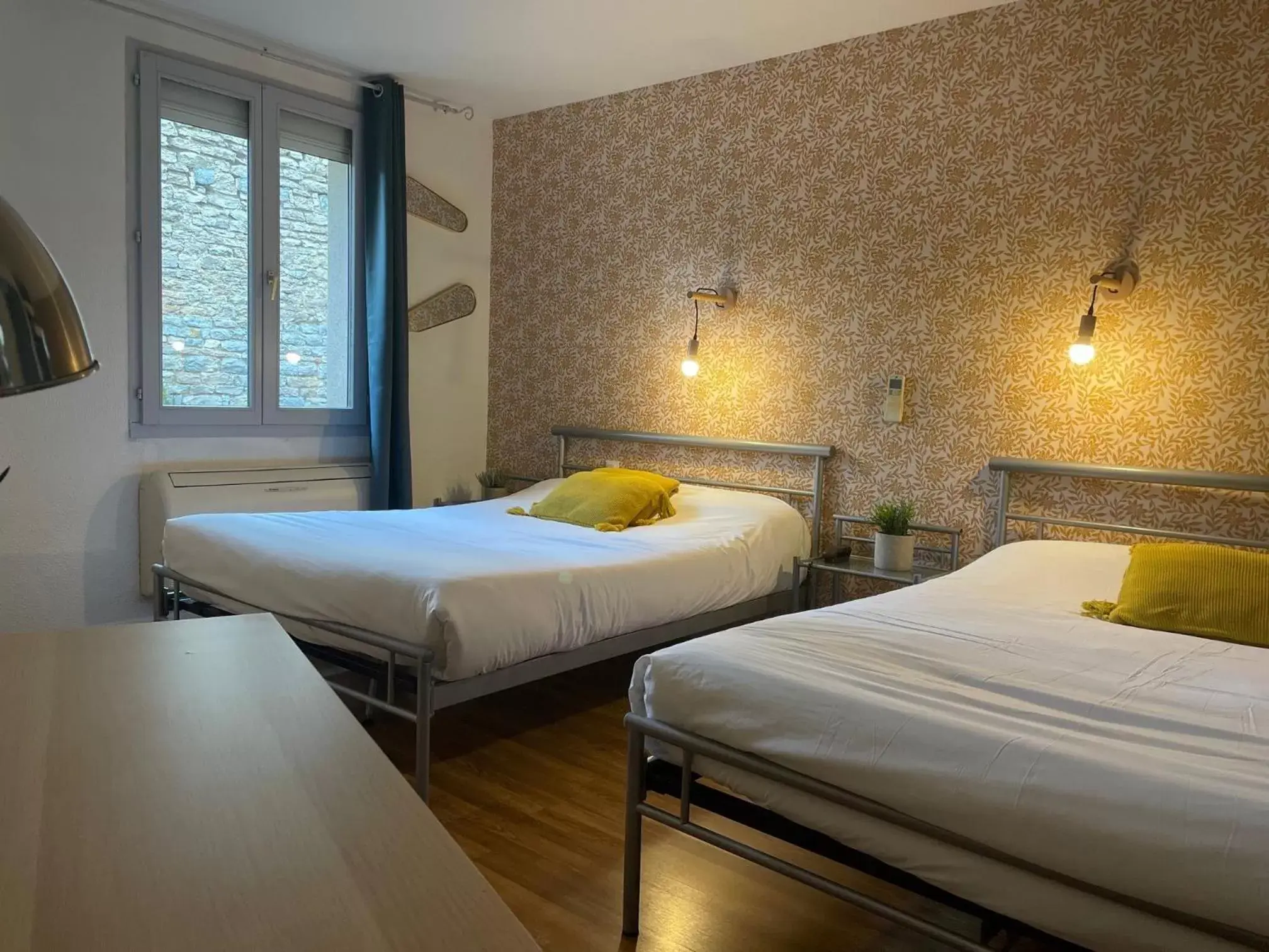 Photo of the whole room, Bed in Hôtel le Thurot