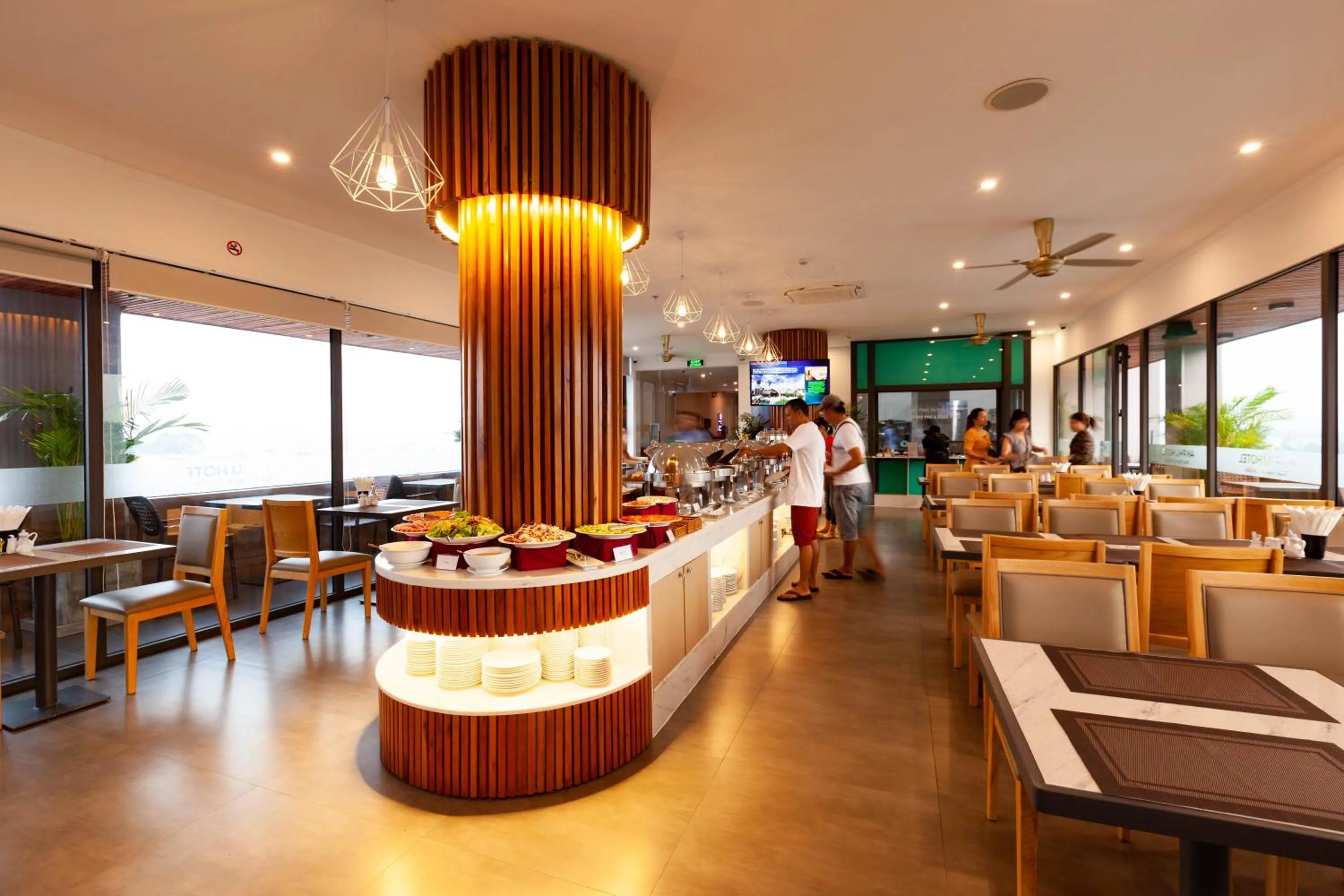 Restaurant/places to eat in An Phu Hotel