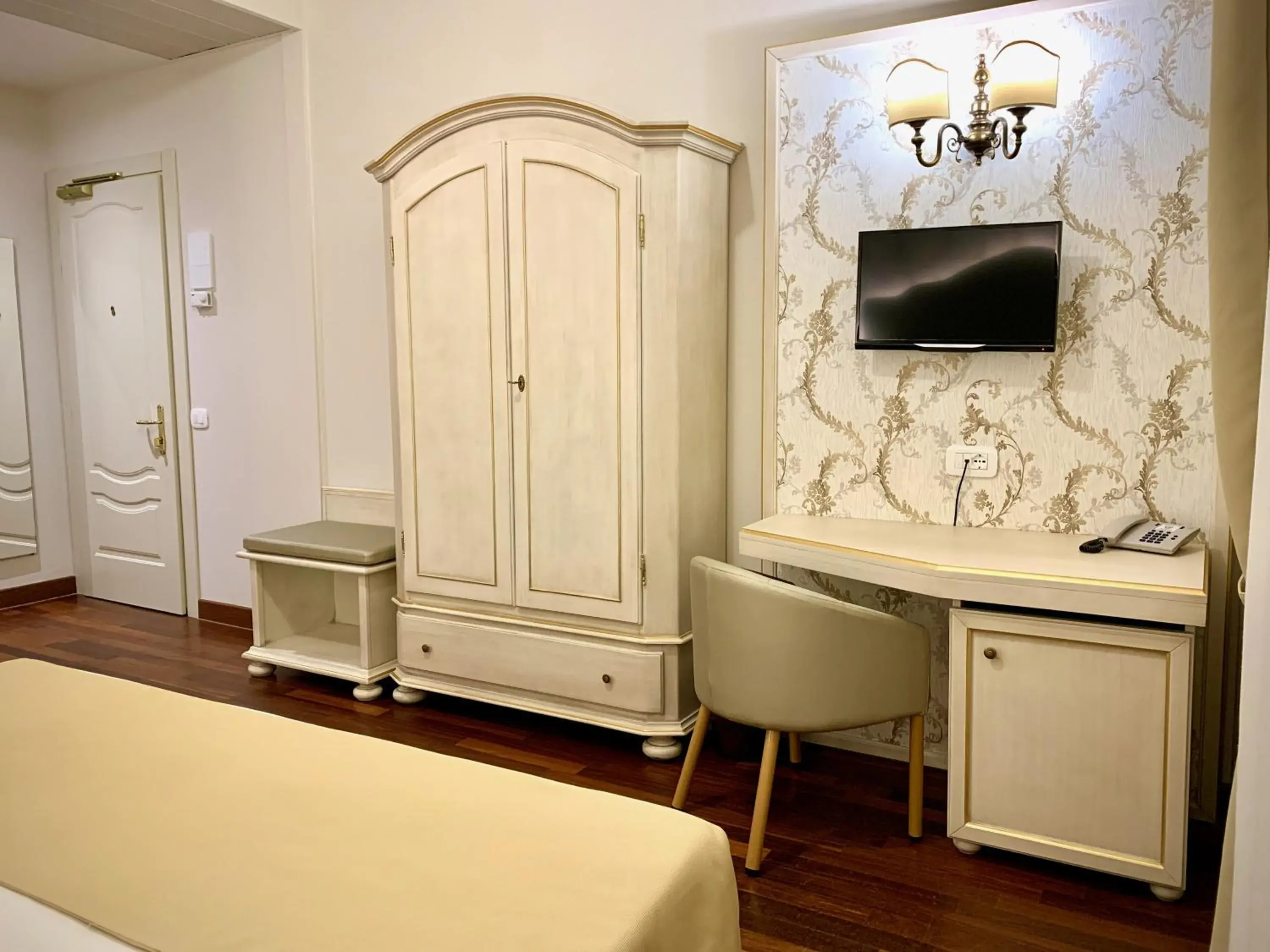 Bedroom, TV/Entertainment Center in Albergo Ristorante Gardesana ***S