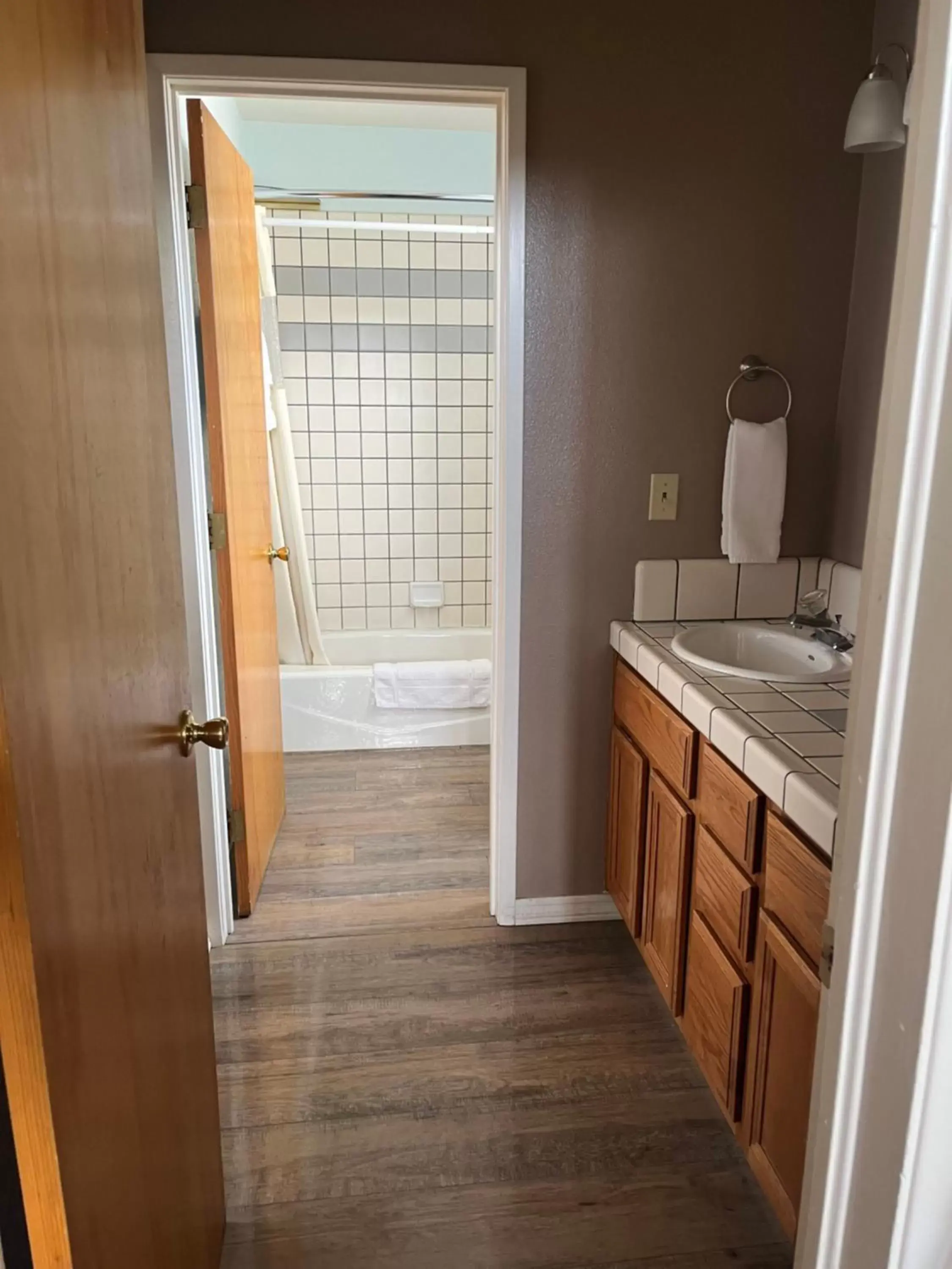 Kitchen/Kitchenette in Bristlecone Motel