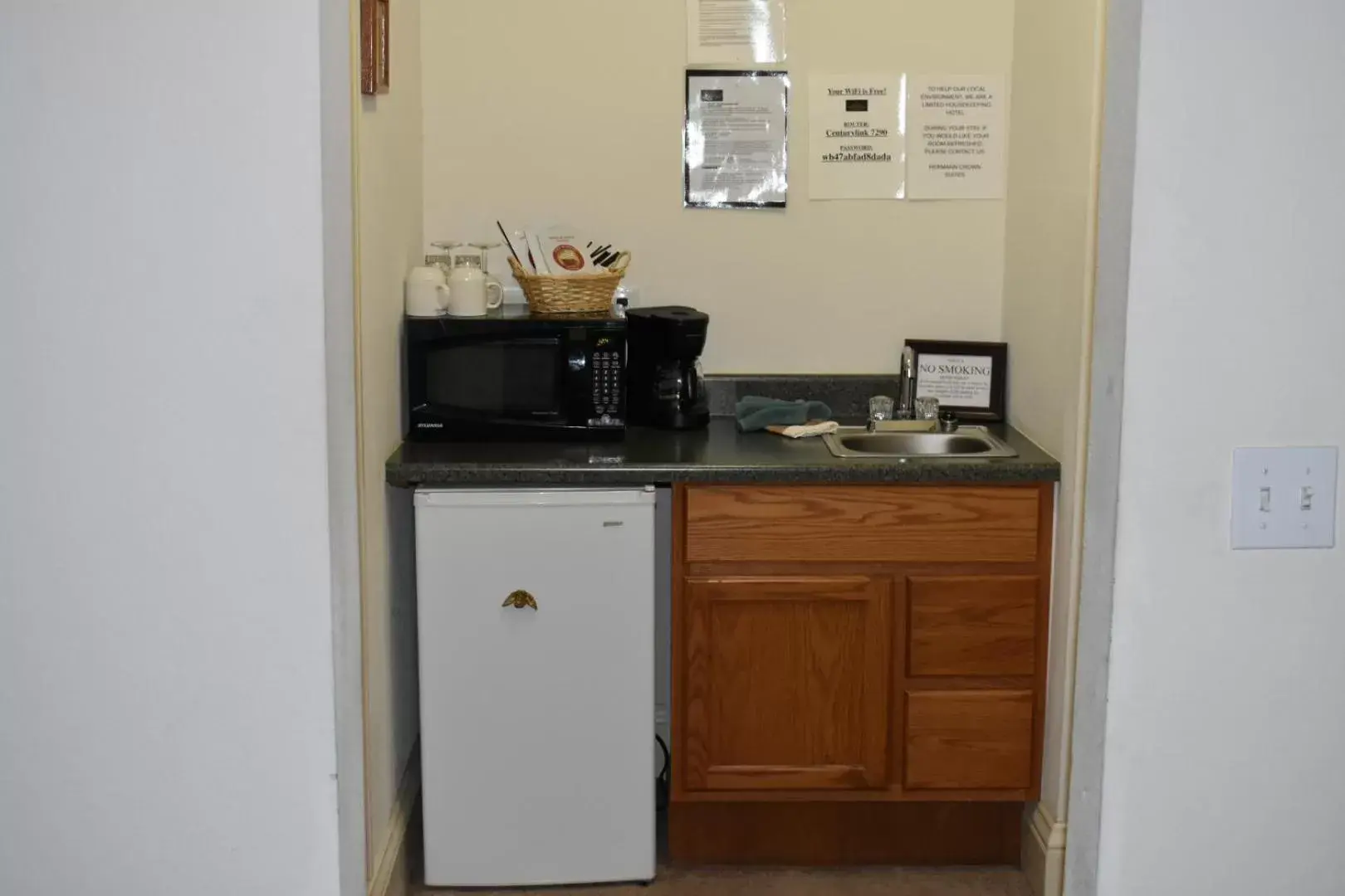 Coffee/tea facilities, Kitchen/Kitchenette in Hermann Crown Suites
