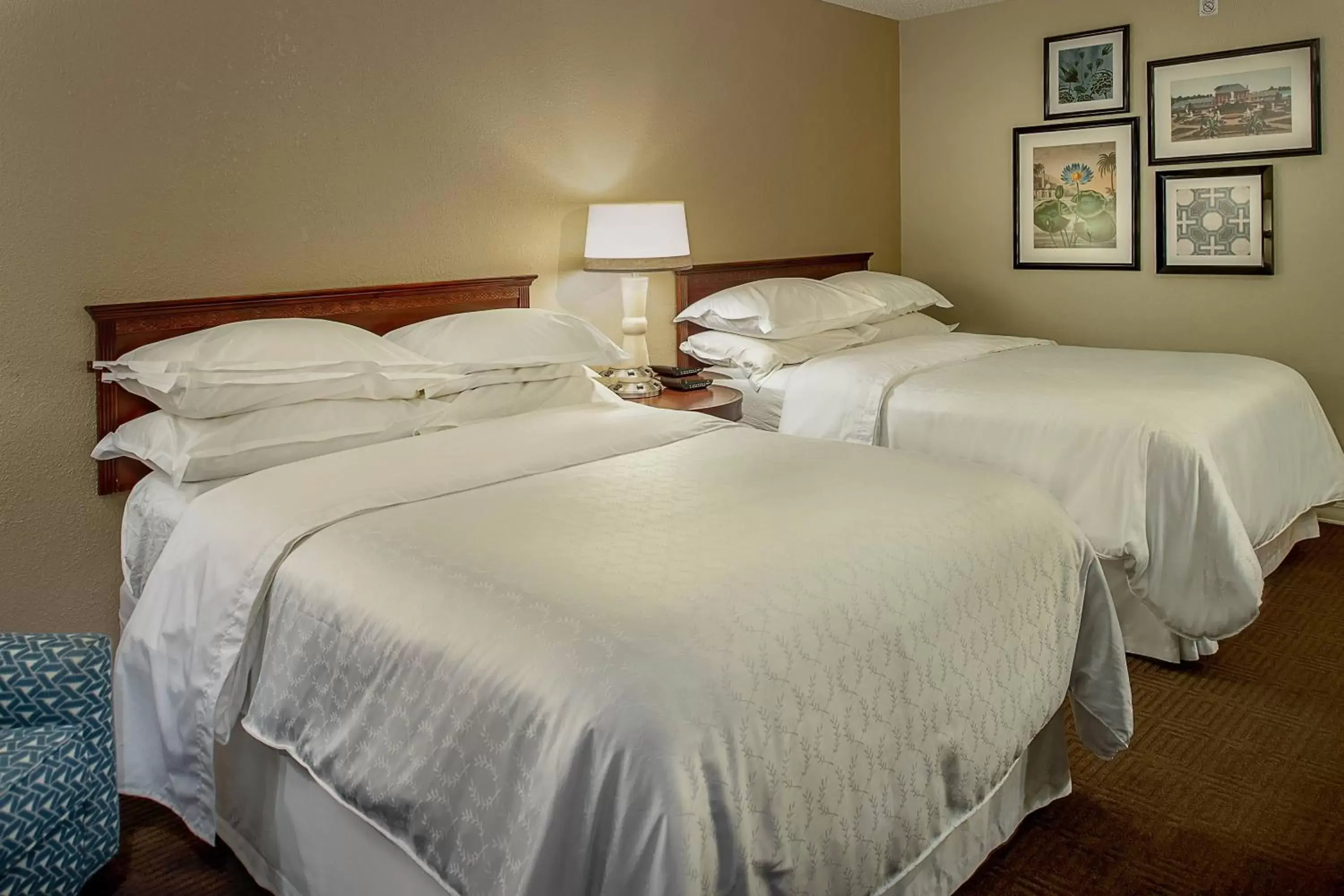 Lounge or bar, Bed in Sheraton Westport Lakeside Chalet