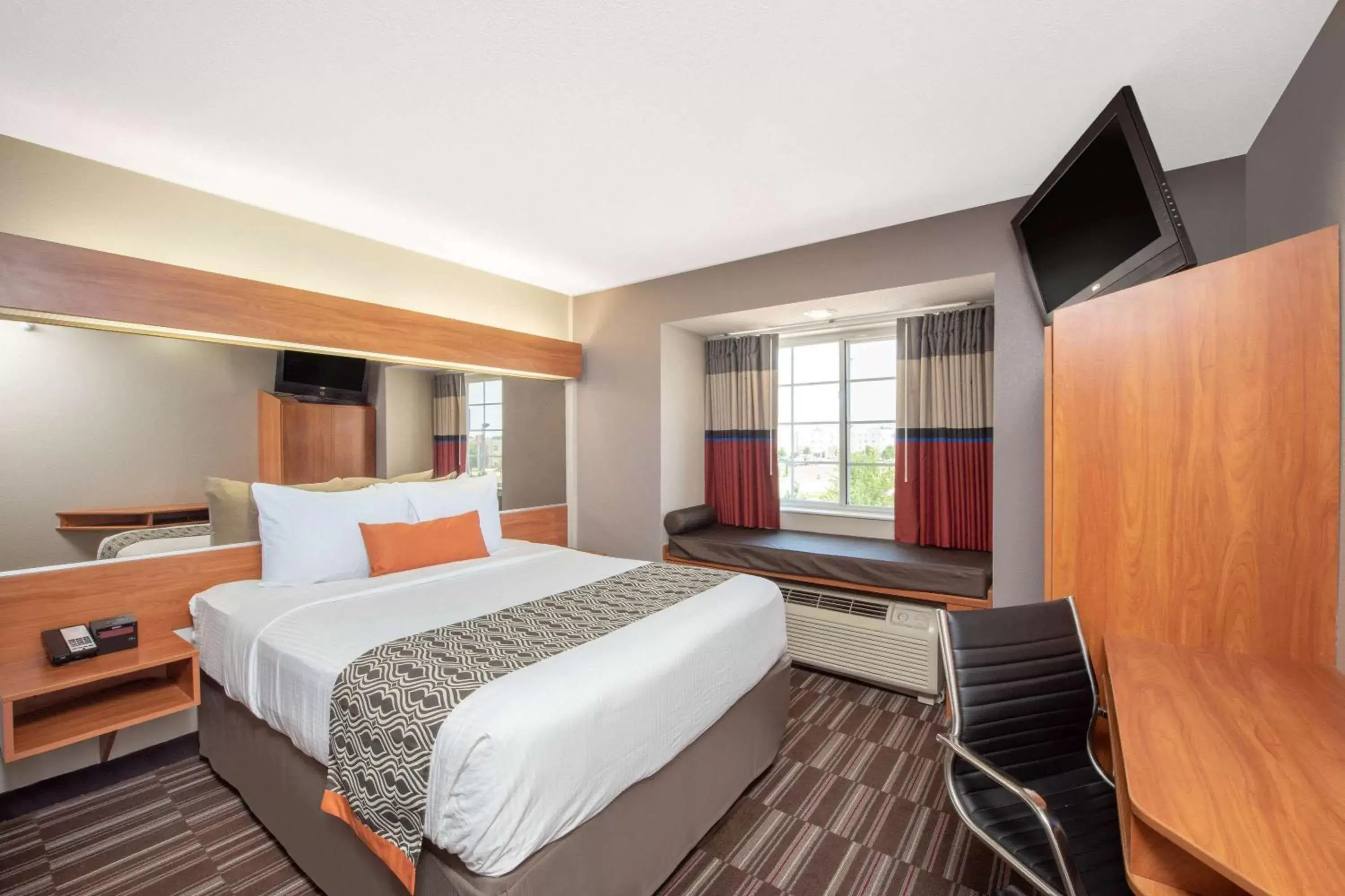 Photo of the whole room, Bed in Microtel Inn & Suites by Wyndham Springfield