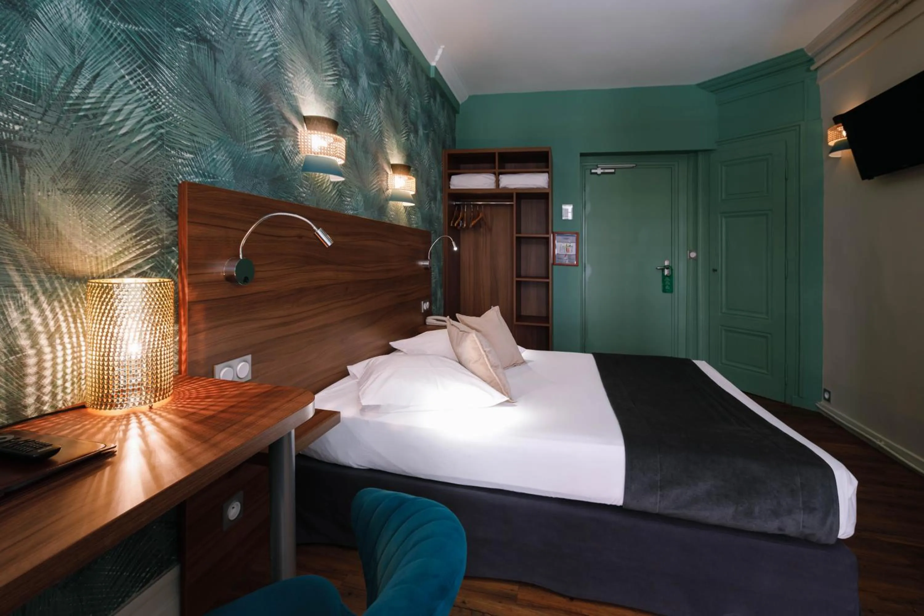 Photo of the whole room, Bed in Hôtel du Dauphin