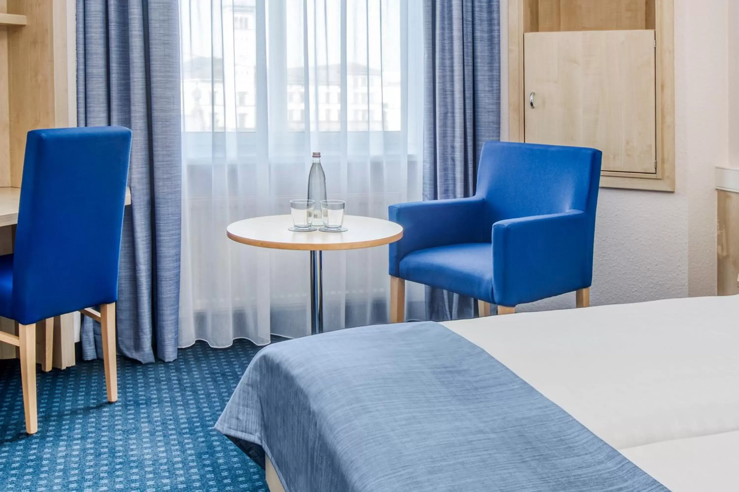 Bedroom, Seating Area in IntercityHotel Erfurt