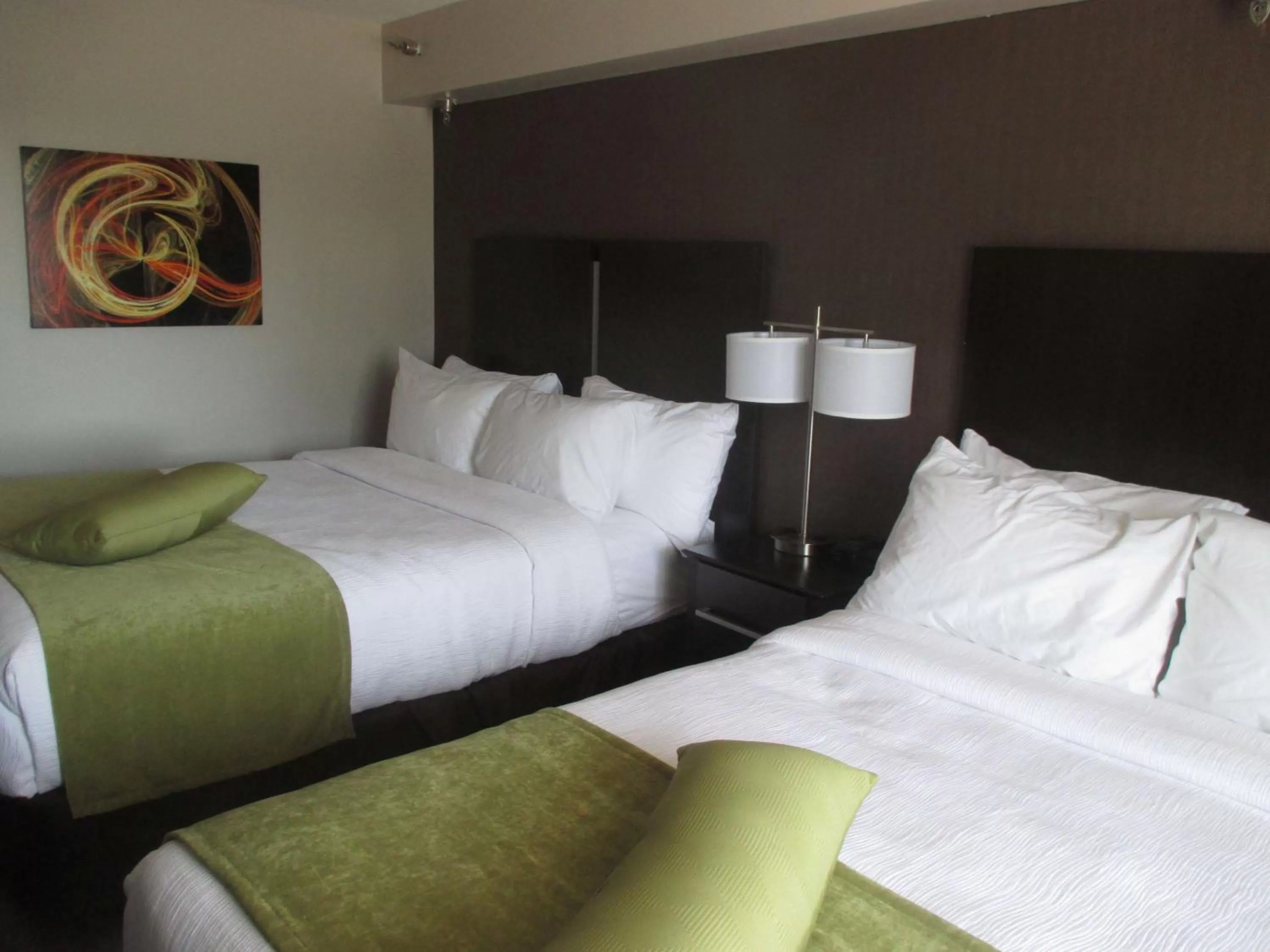 Kitchen or kitchenette, Bed in Best Western Harvest Inn & Suites