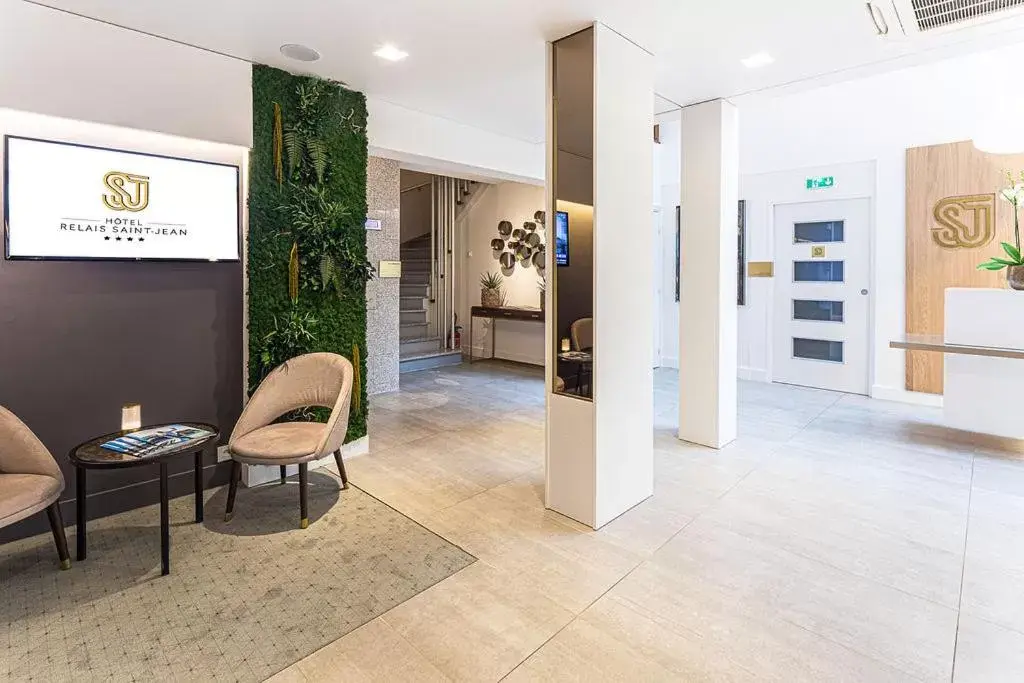 Lobby or reception in Hotel Relais Saint Jean Troyes