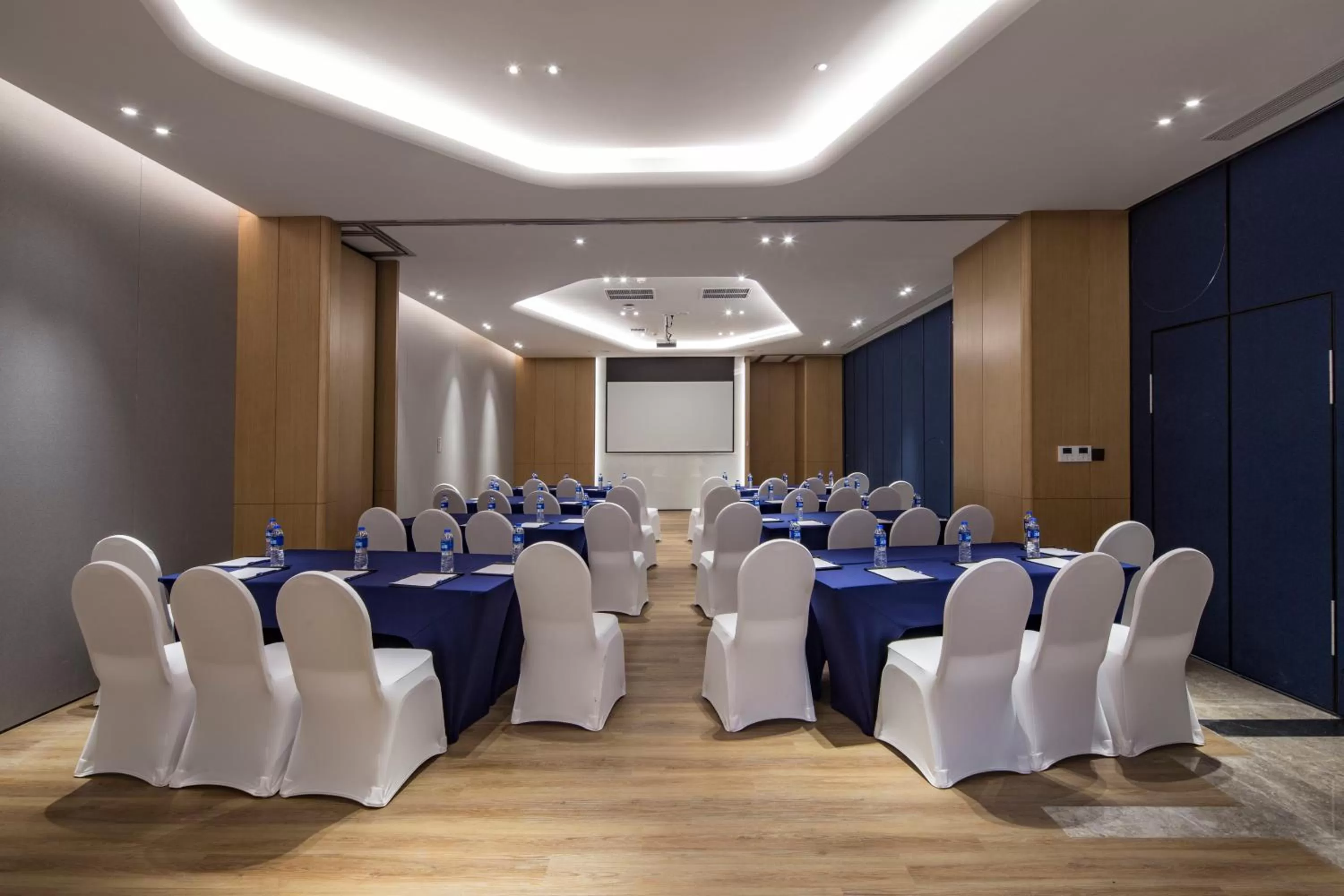 Meeting/conference room in Holiday Inn Express Shanghai Kangqiao by IHG