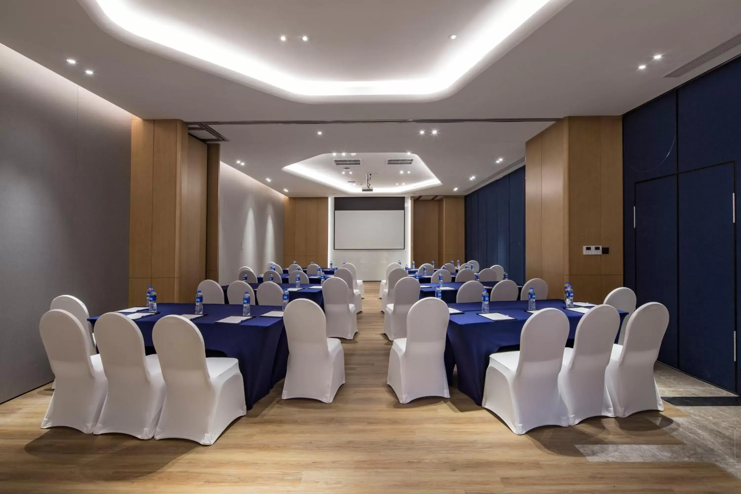 Meeting/conference room in Holiday Inn Express Shanghai Kangqiao, an IHG Hotel