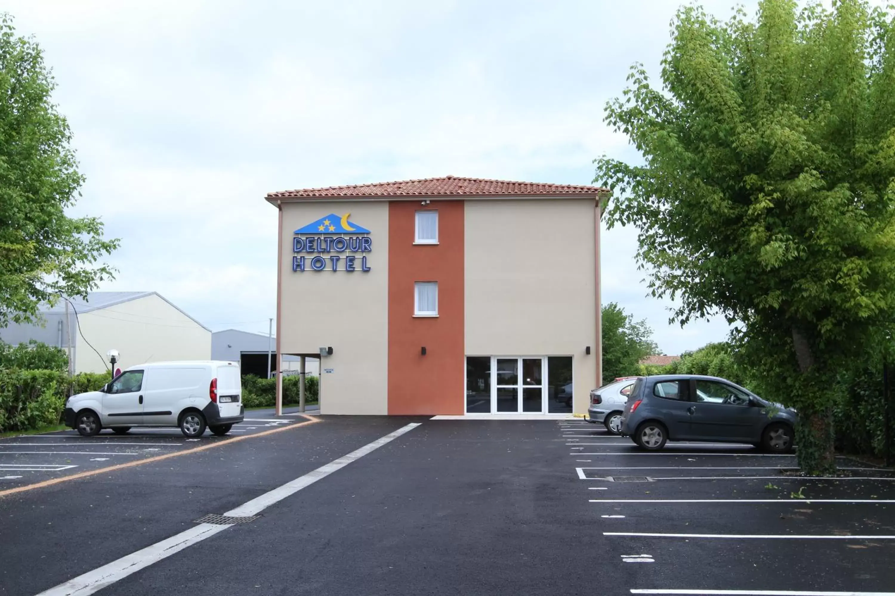 Facade/entrance, Property Building in Brit Hotel Confort Villeneuve Sur Lot