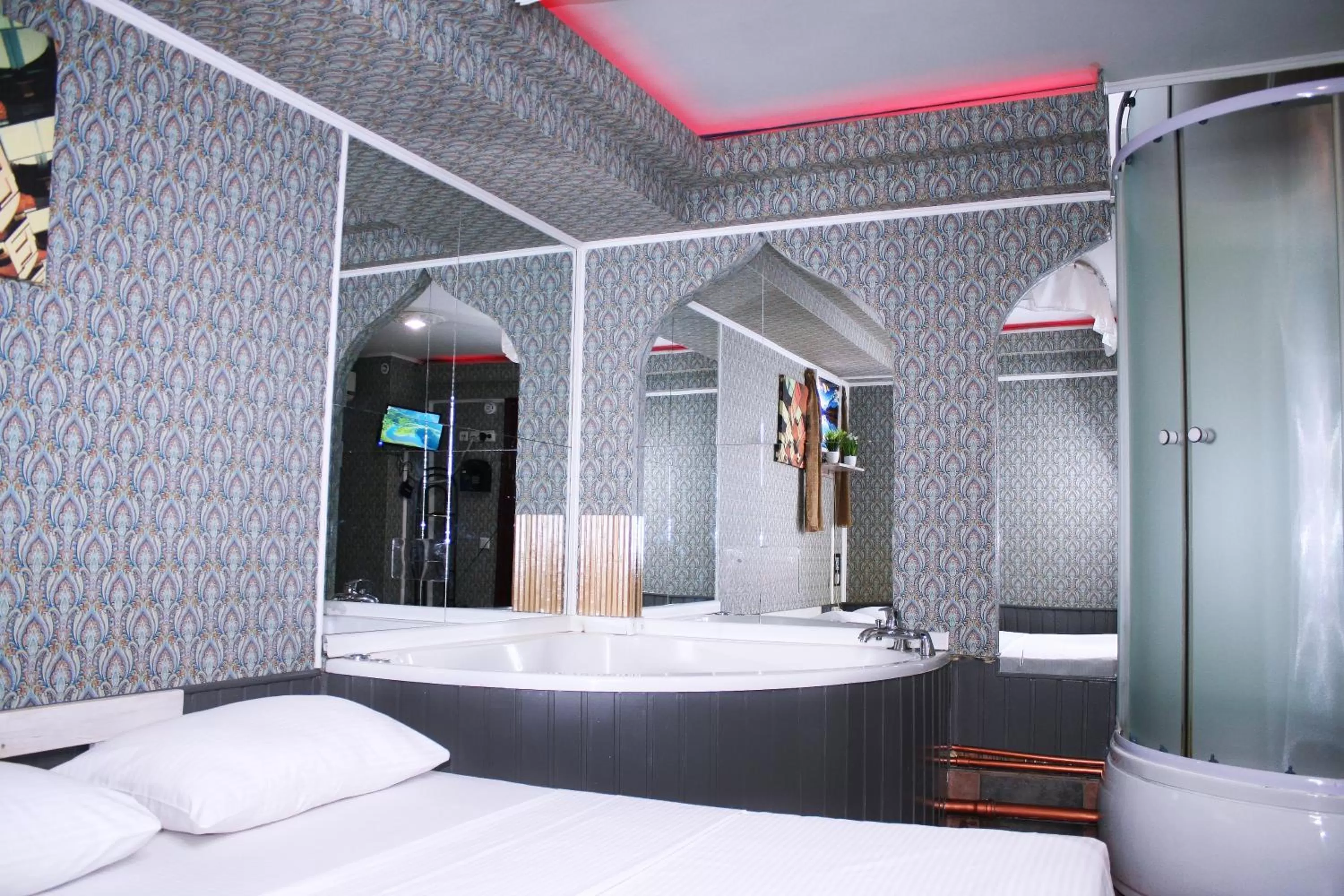 Shower in MAMBA HOTEL - готель в укритті