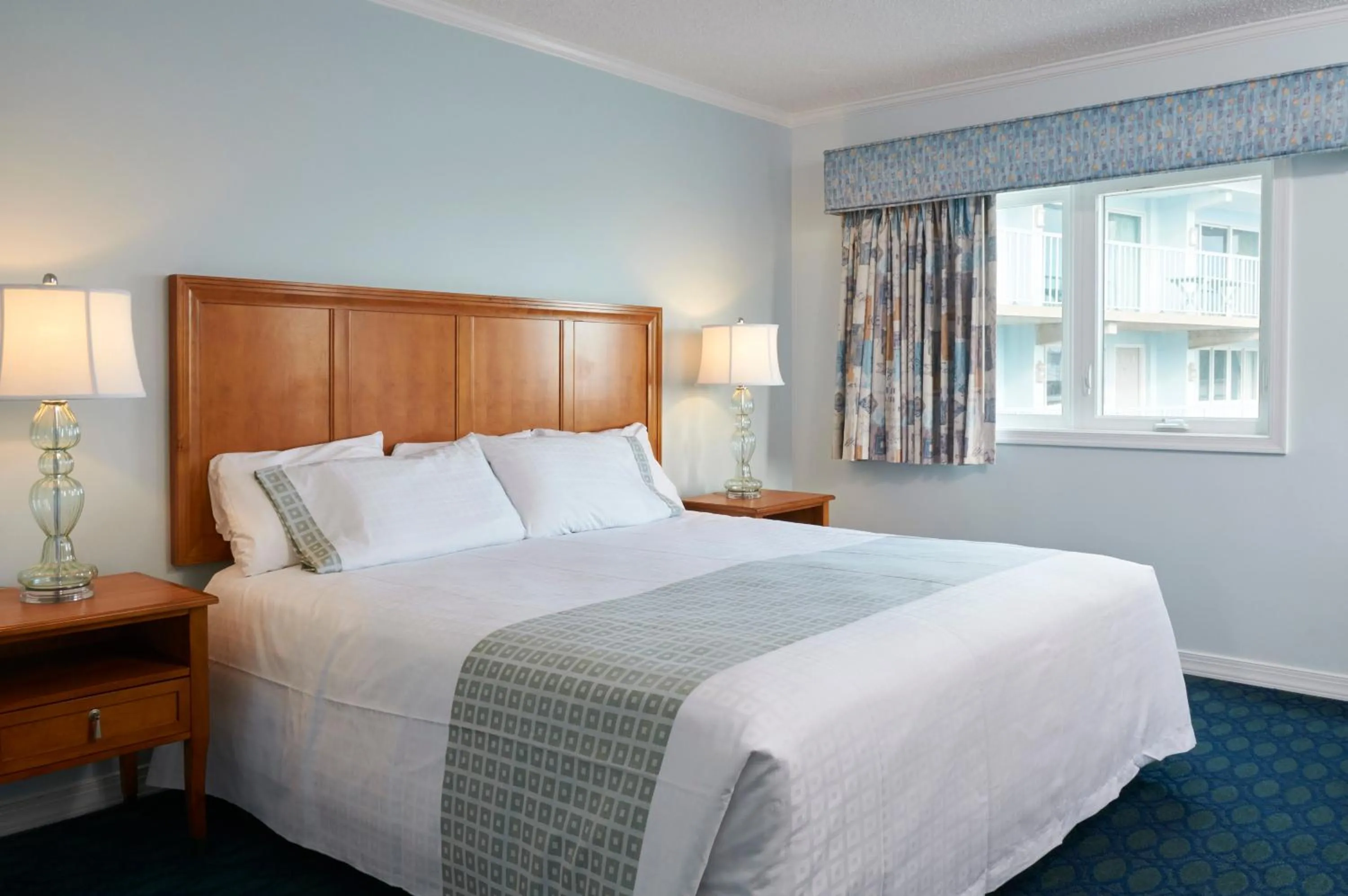 Bedroom, Bed in Sea Crest Inn