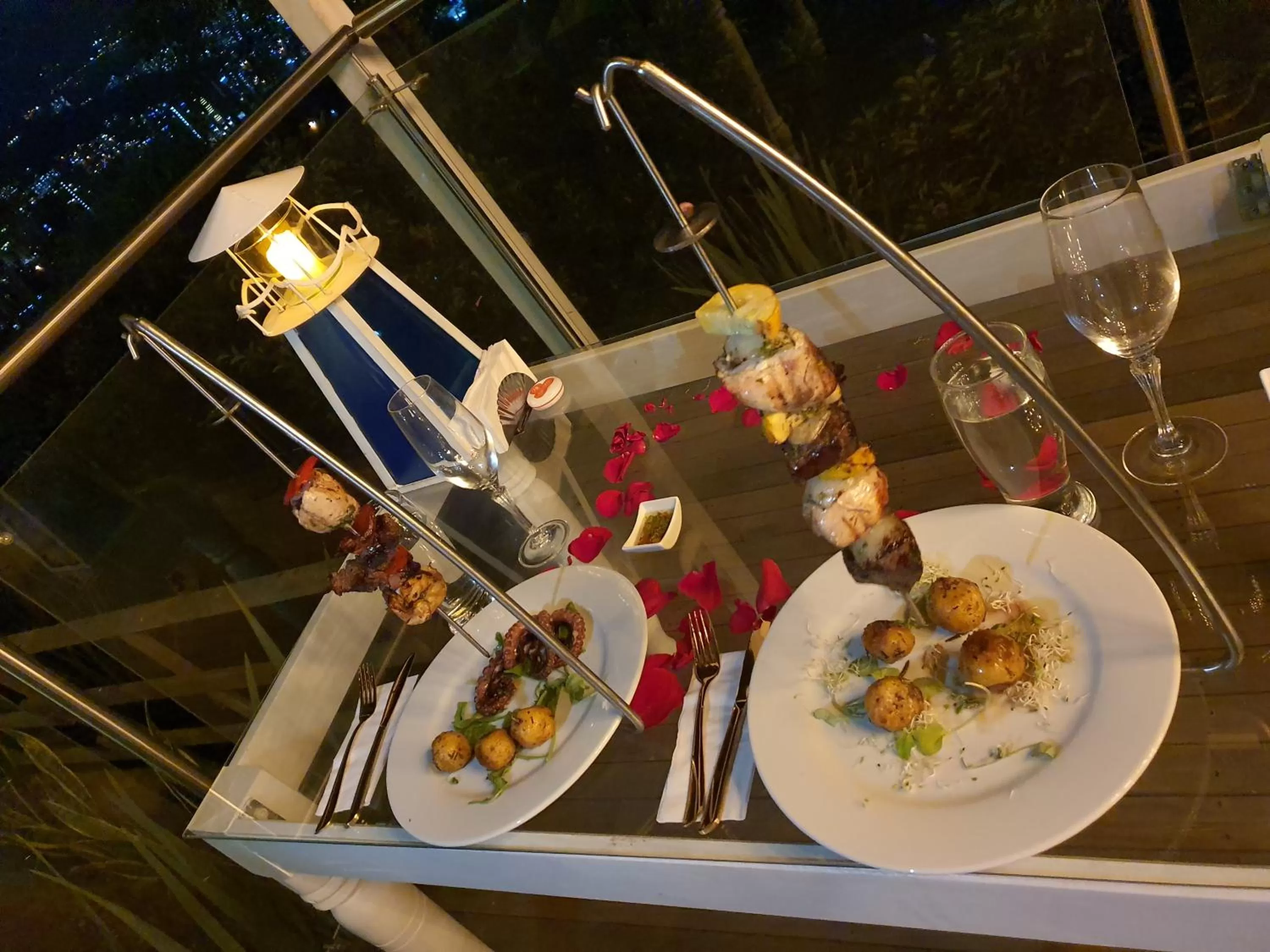 Restaurant/places to eat in HOTEL BOUTIQUE EL FARO BY AROMAX