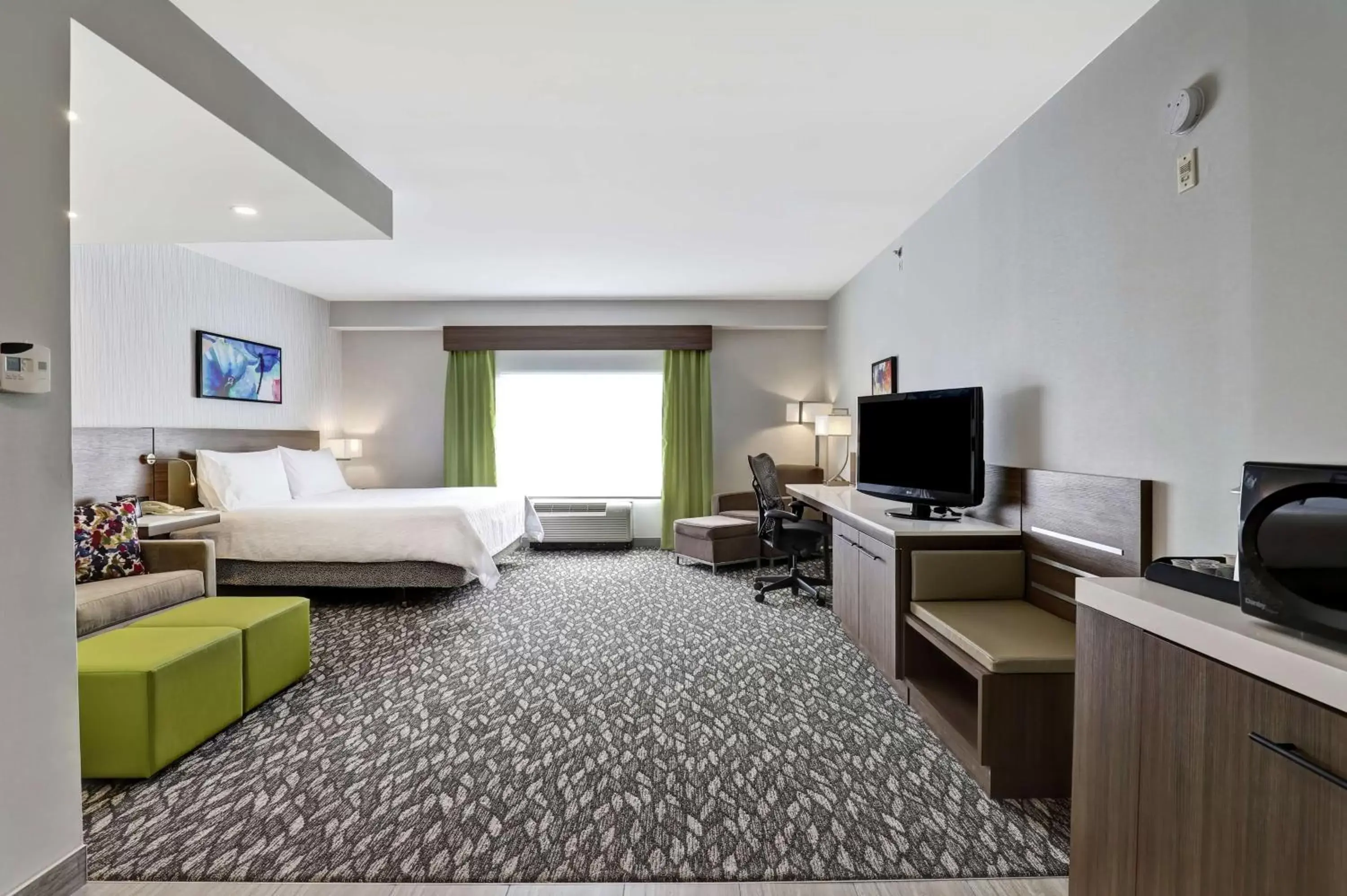 Bedroom, TV/Entertainment Center in Hilton Garden Inn Toronto/Ajax