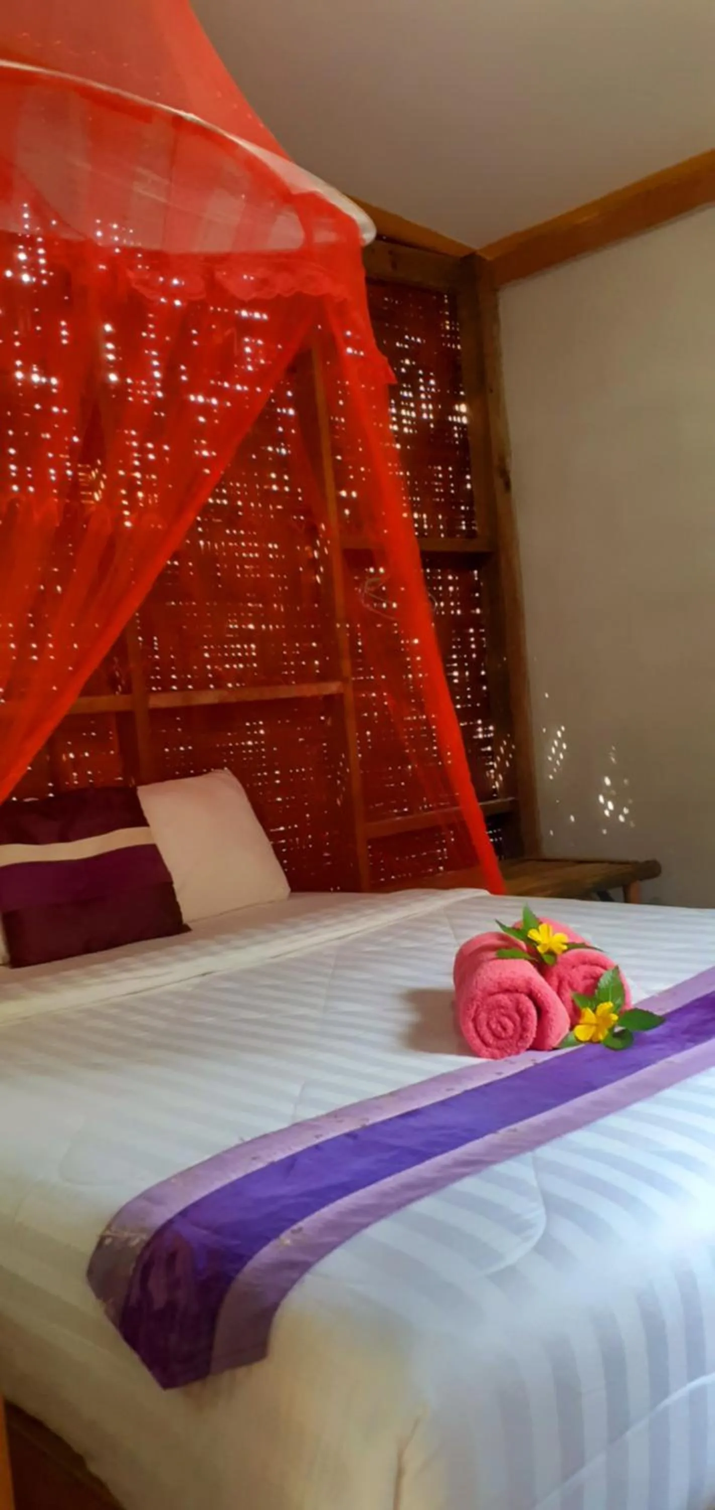 Photo of the whole room, Bed in Lanta Maikeaw Bungalow