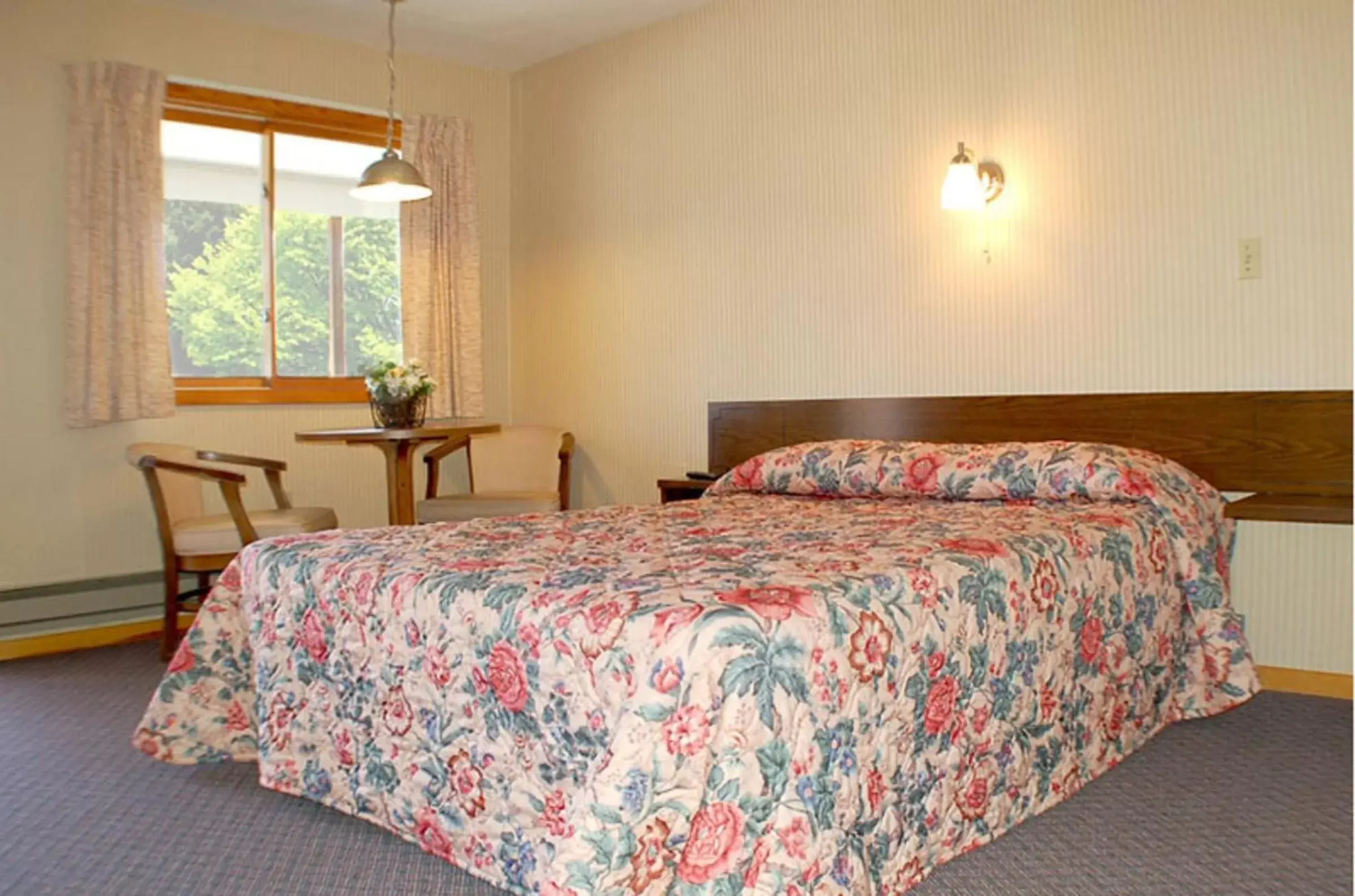 Bed in Fran Cove Motel