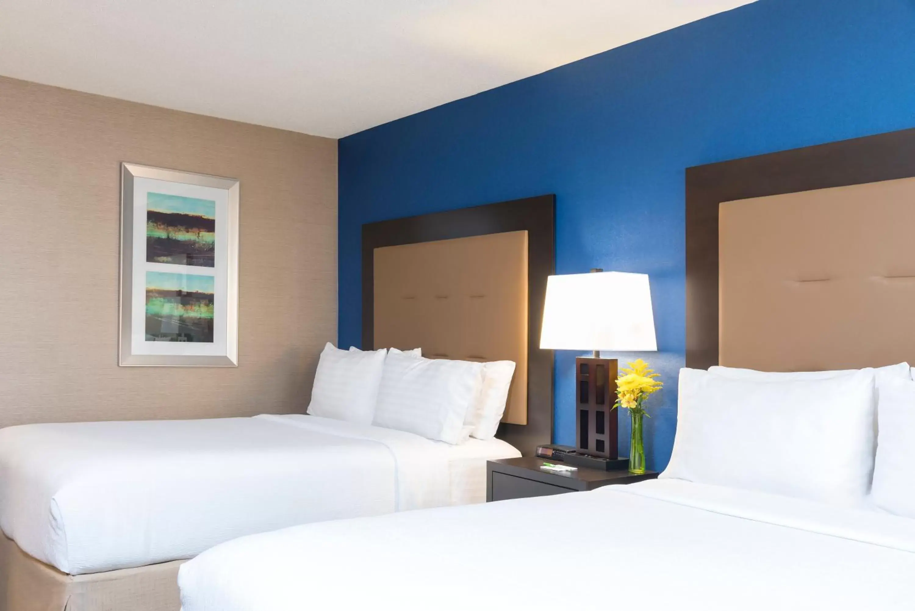 Photo of the whole room, Bed in Holiday Inn Chicago - Elk Grove, an IHG Hotel