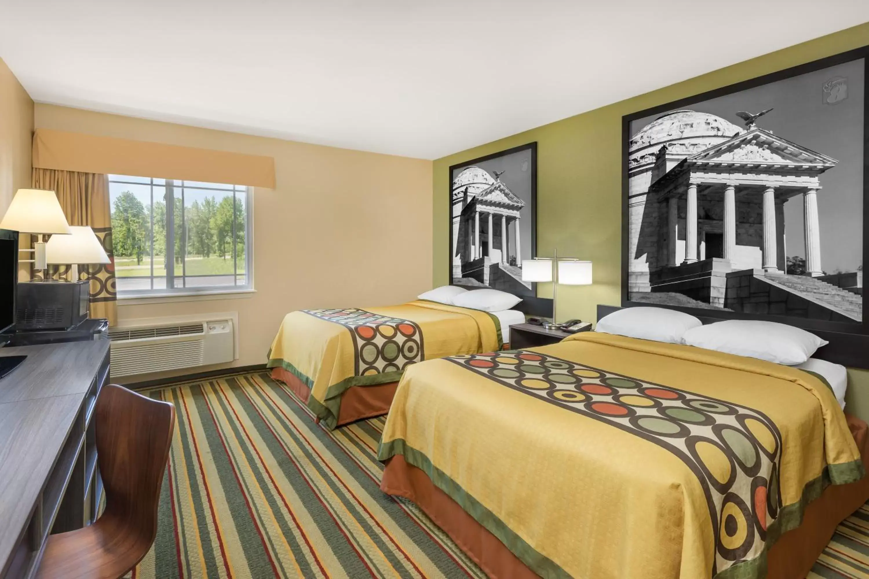 Bedroom, Bed in Super 8 by Wyndham Vicksburg