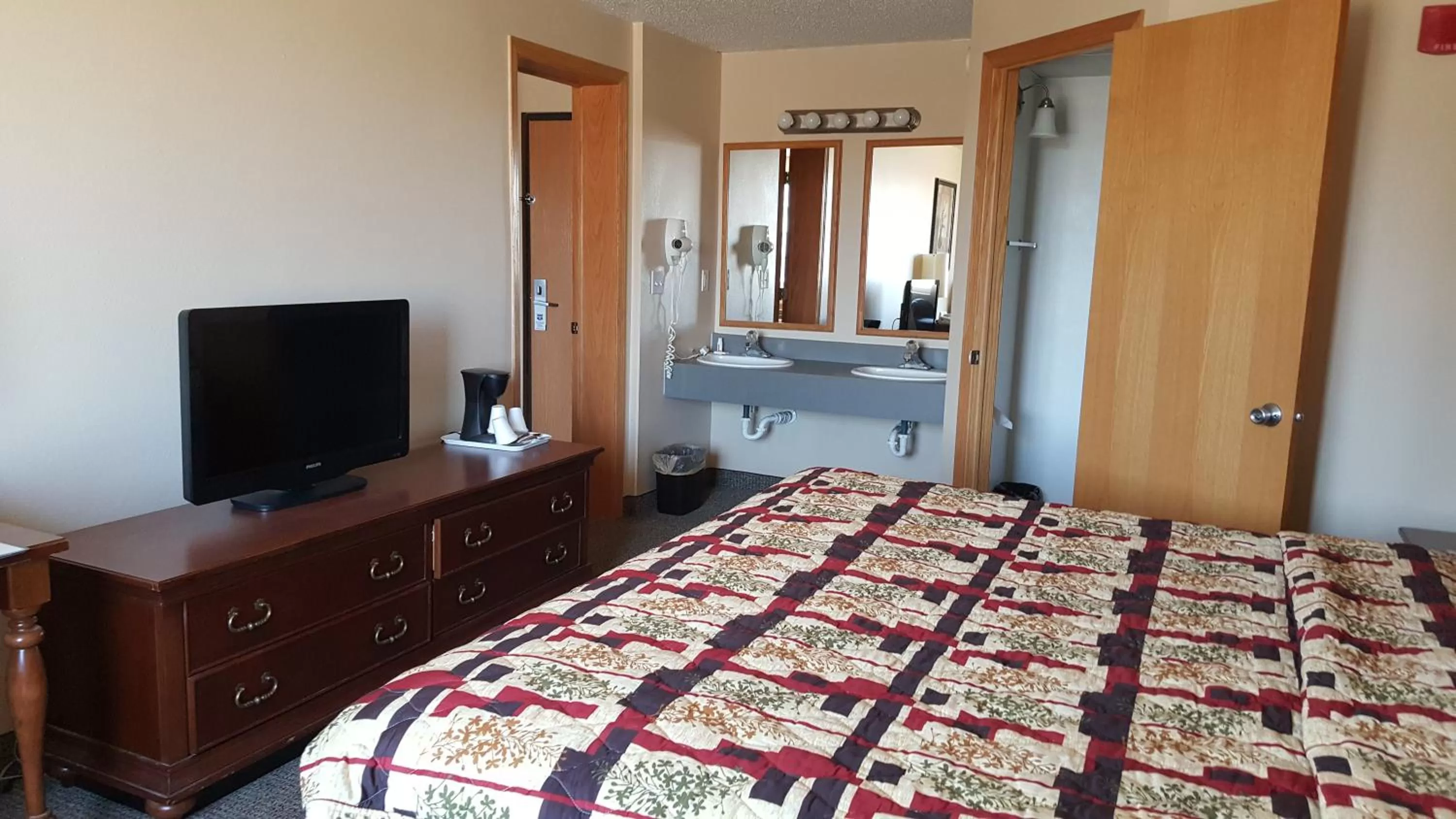 Bedroom, Bed in Knights Inn and Suites - Grand Forks