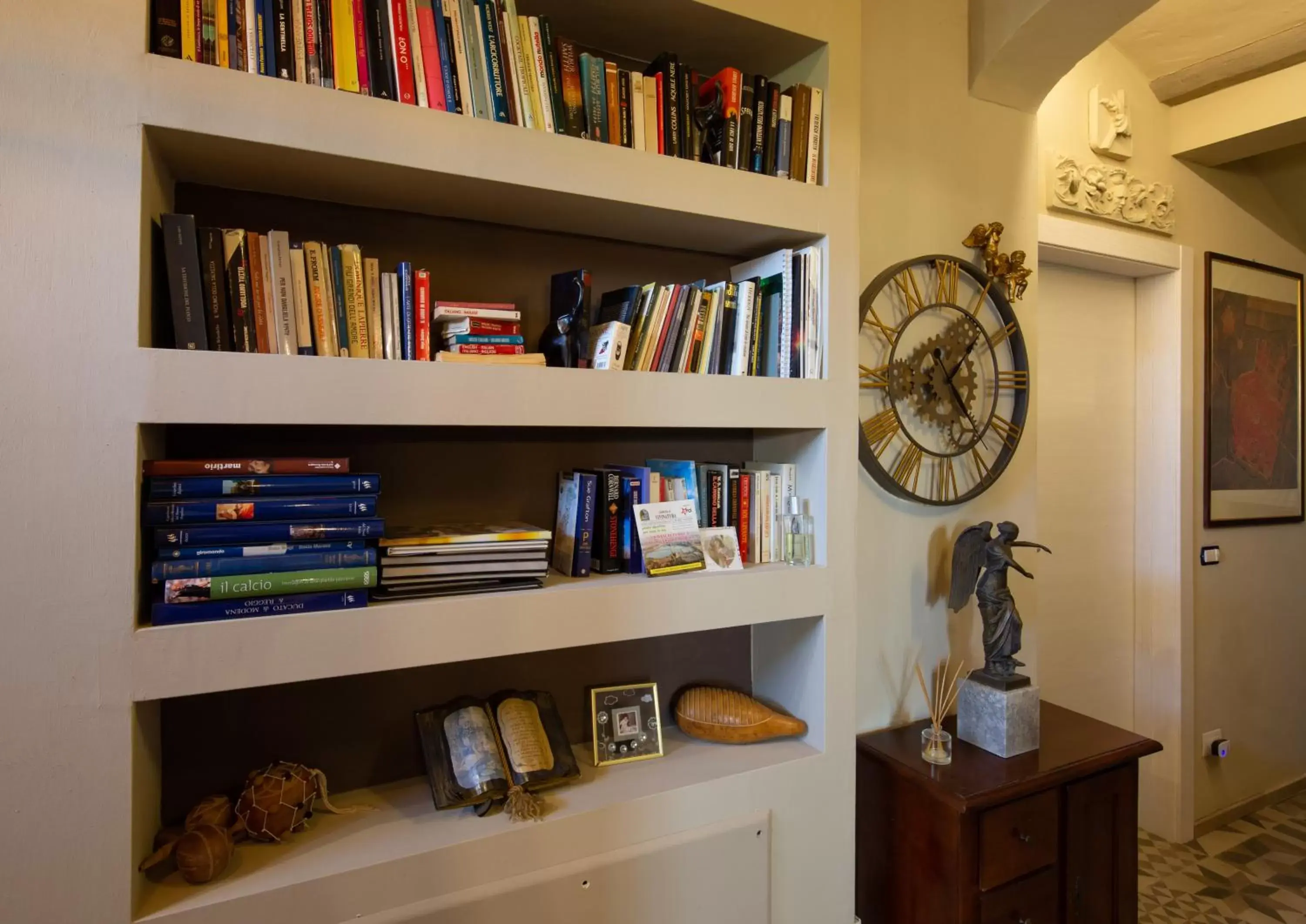 Library in La Casa di Valeria - Modena