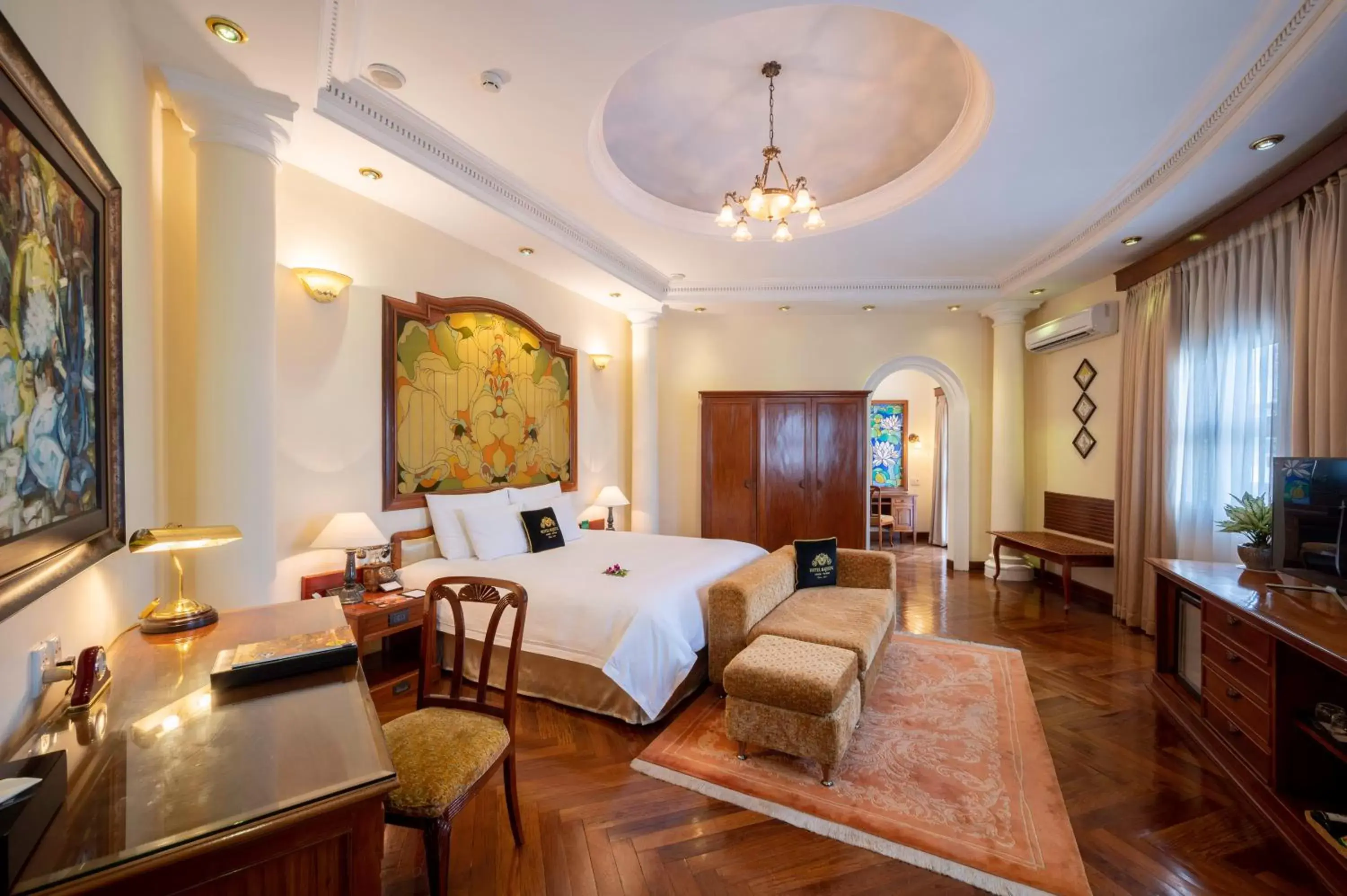 Bedroom in Hotel Majestic Saigon