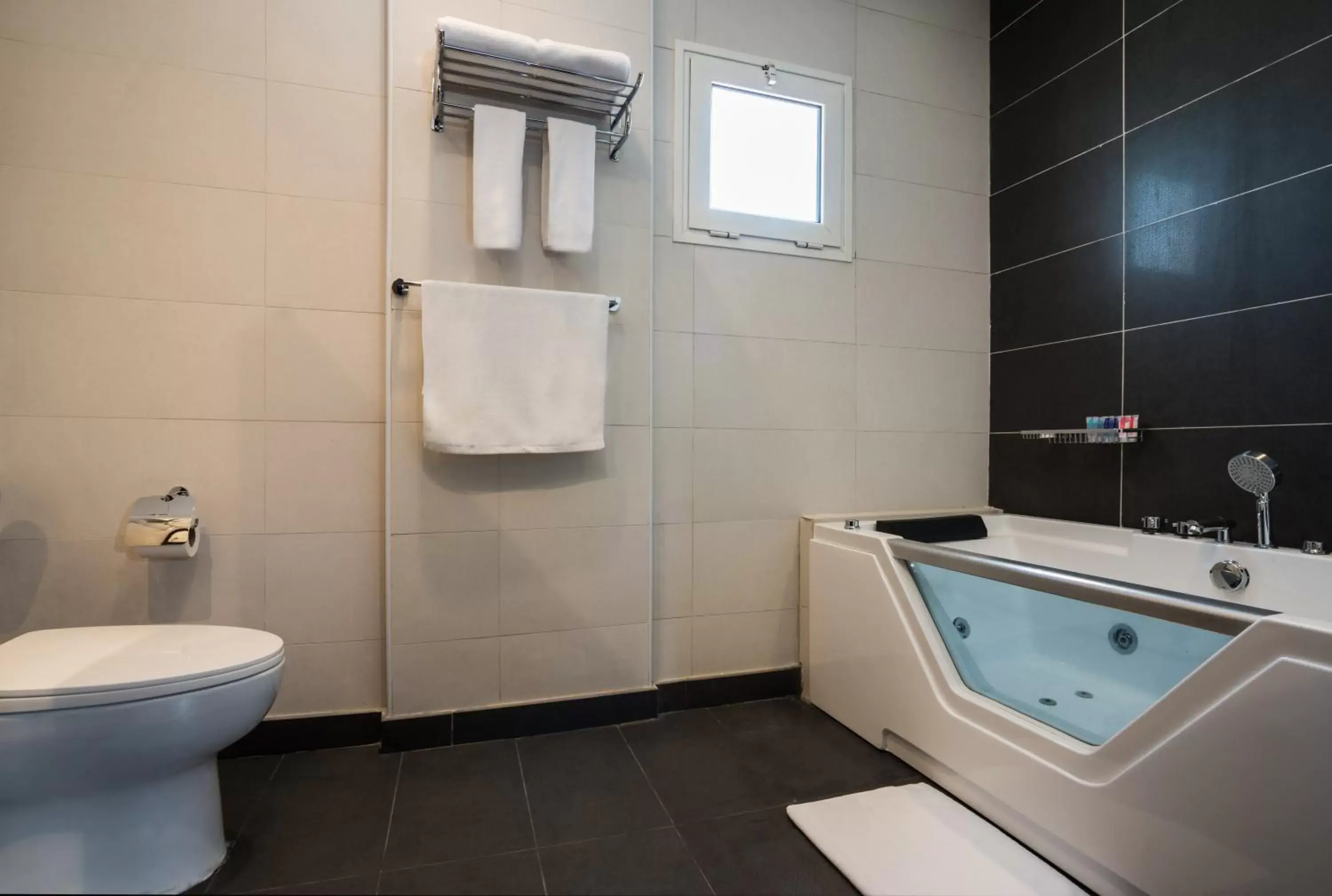 Hot Tub, Bathroom in Naviti Warwick Dammam