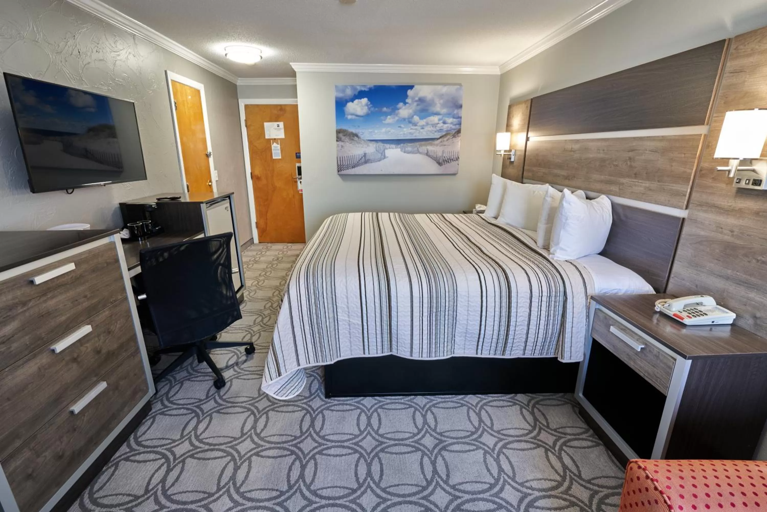 Photo of the whole room, Bed in Ambassador Inn and Suites