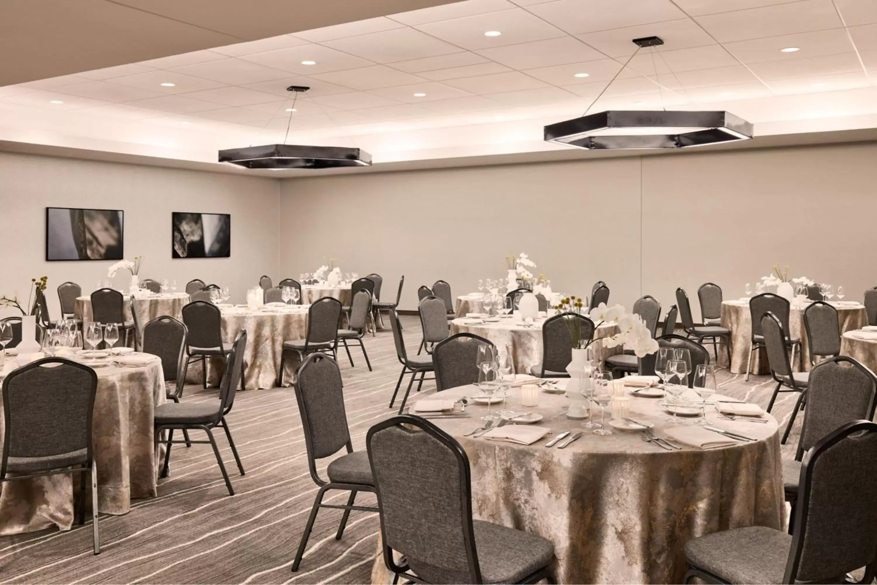 Meeting/conference room, Restaurant/Places to Eat in AC Hotel By Marriott Dallas By The Galleria