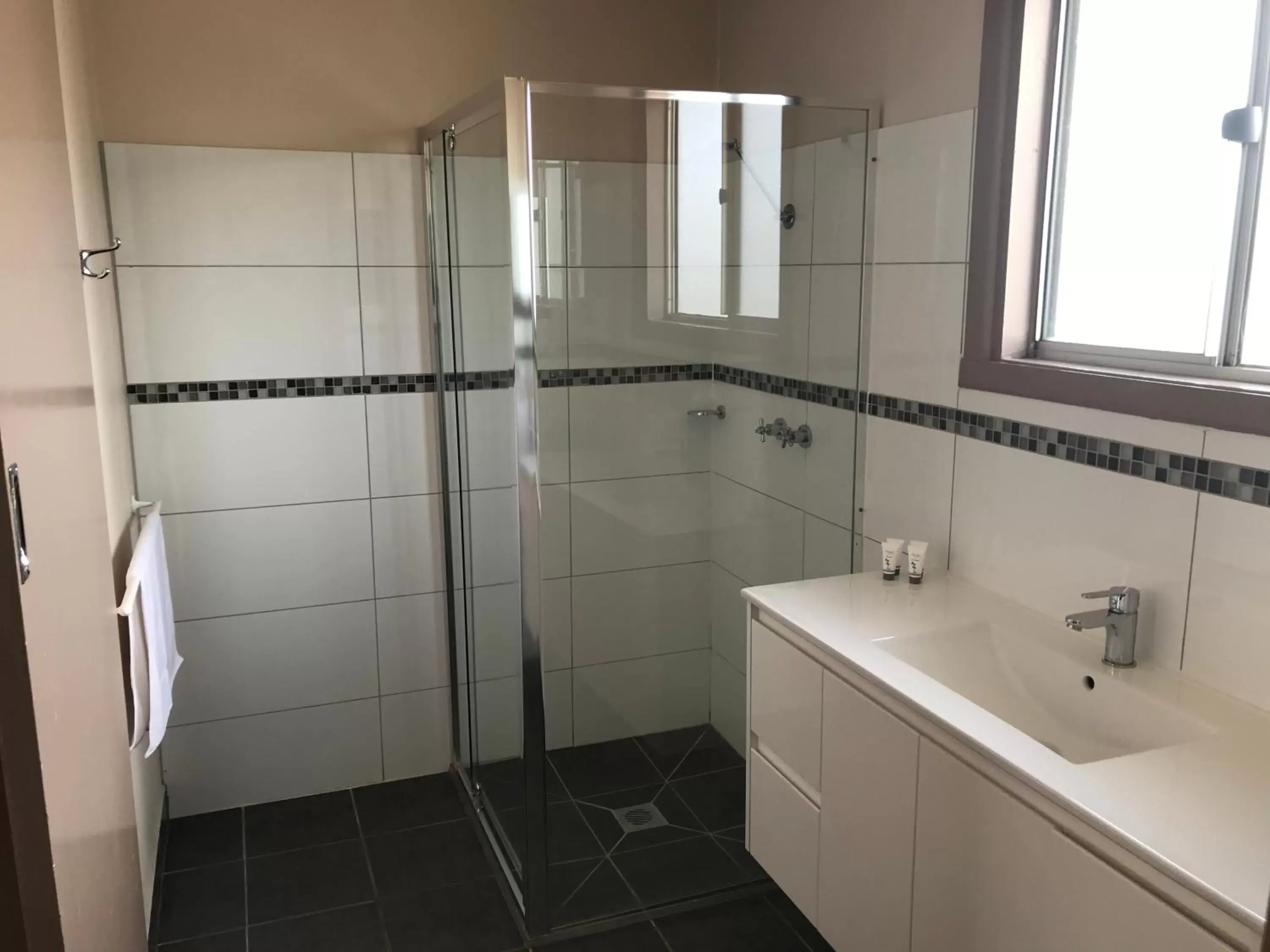 Shower, Bathroom in Motel Stawell