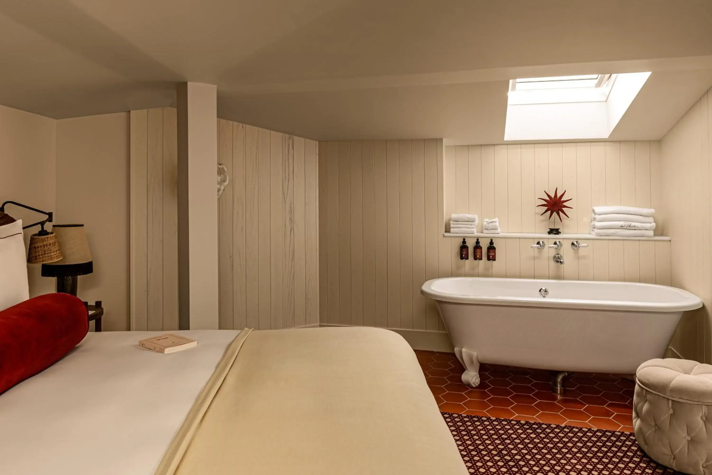 Bedroom, Bathroom in Château des Fleurs - Hôtel & Spa - Paris Champs-Elysées