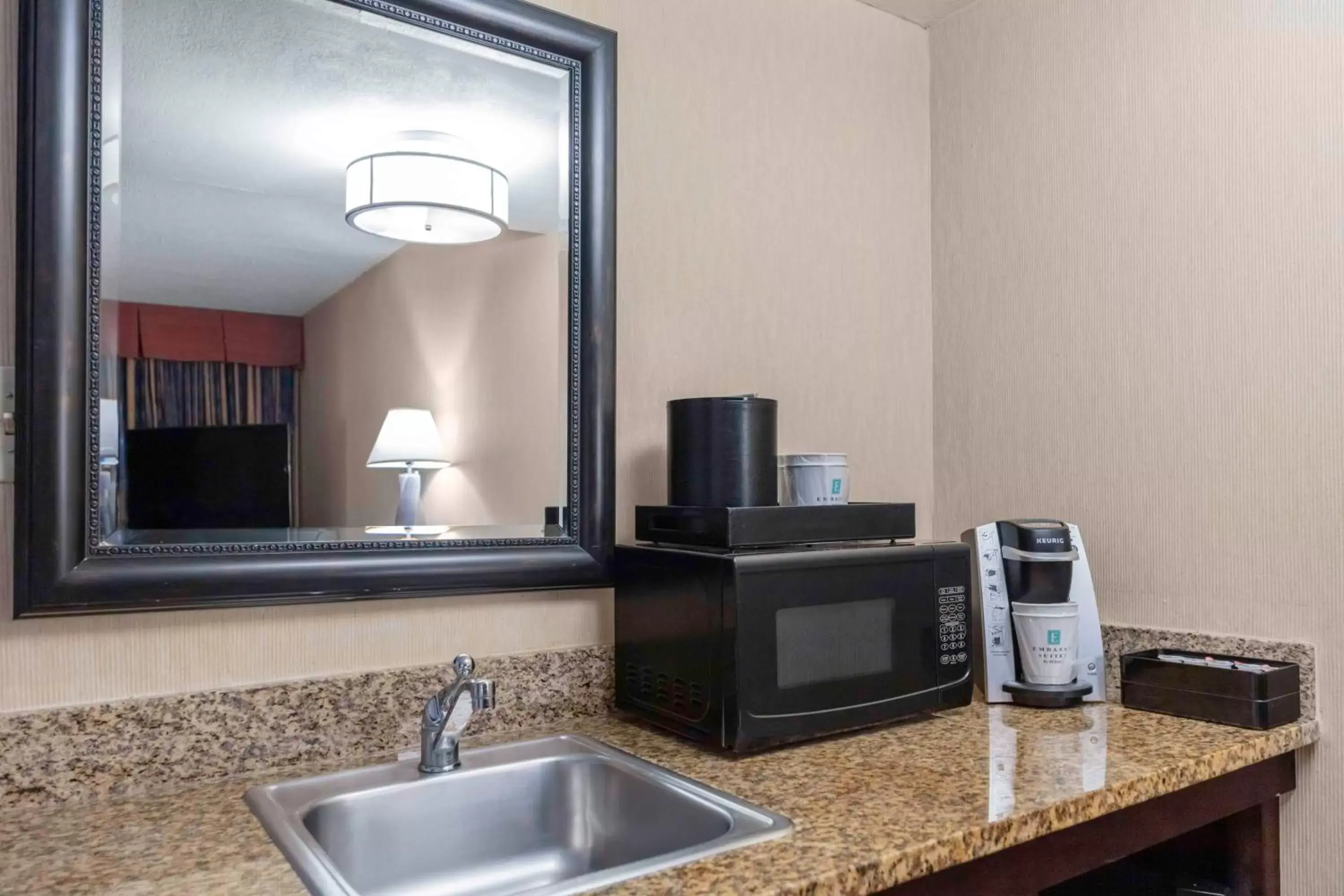 Photo of the whole room, Kitchen/Kitchenette in Embassy Suites by Hilton Kansas City Plaza