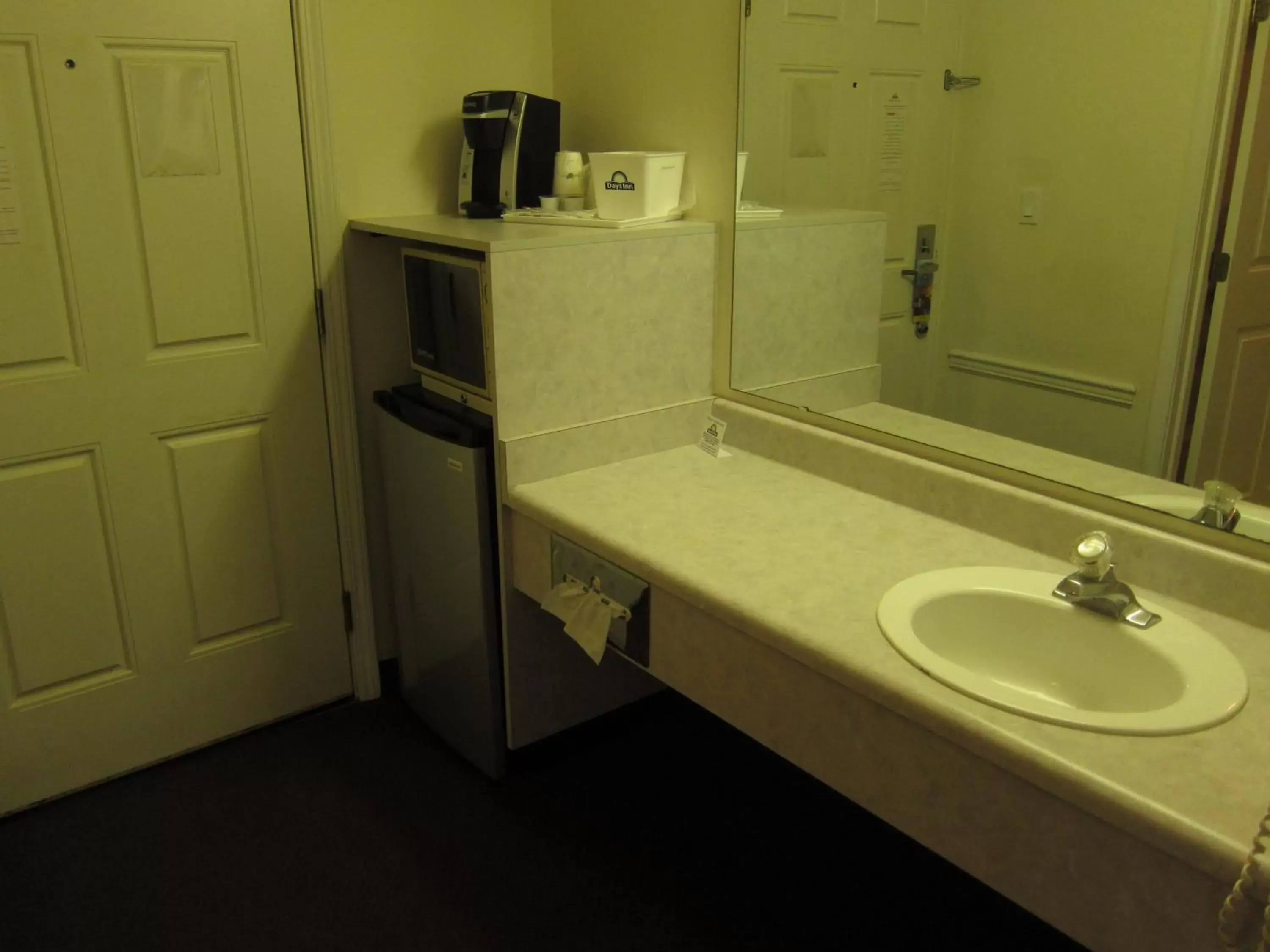 Coffee/tea facilities, Bathroom in Days Inn by Wyndham Ocean Shores