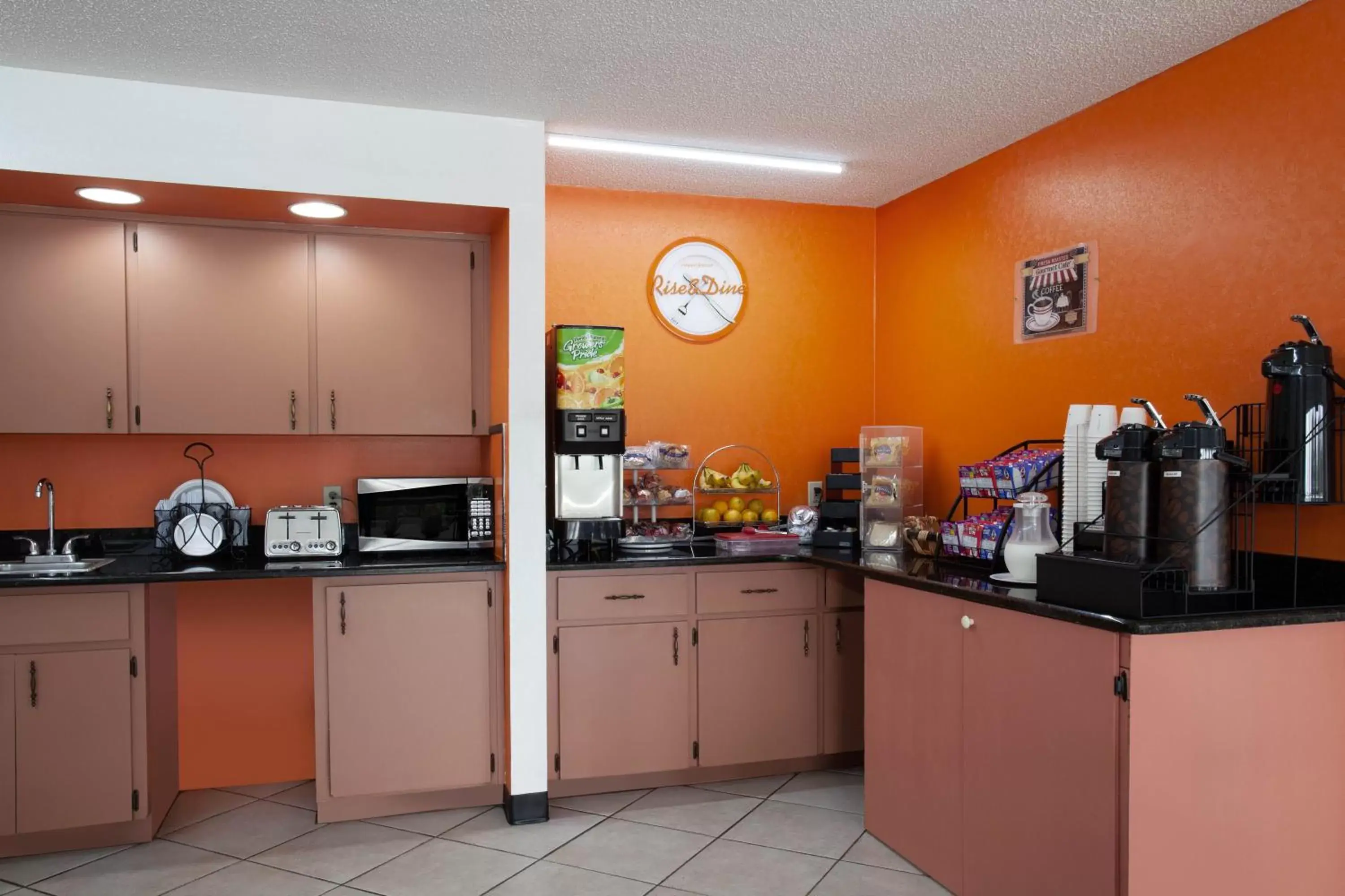 Continental breakfast, Kitchen/Kitchenette in Howard Johnson by Wyndham Vero Beach/I-95