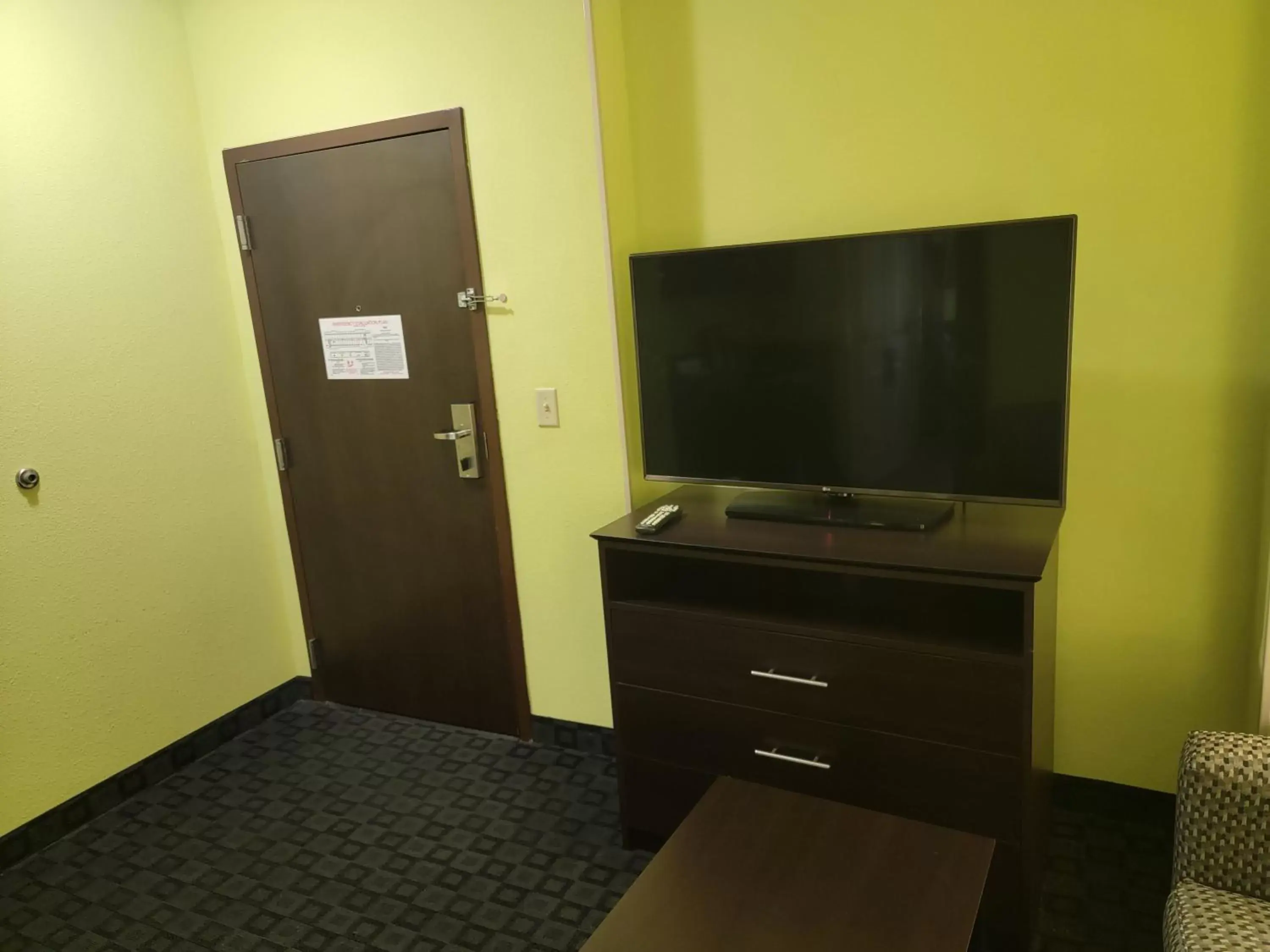 Photo of the whole room, TV/Entertainment Center in Holiday Inn Garland, an IHG Hotel