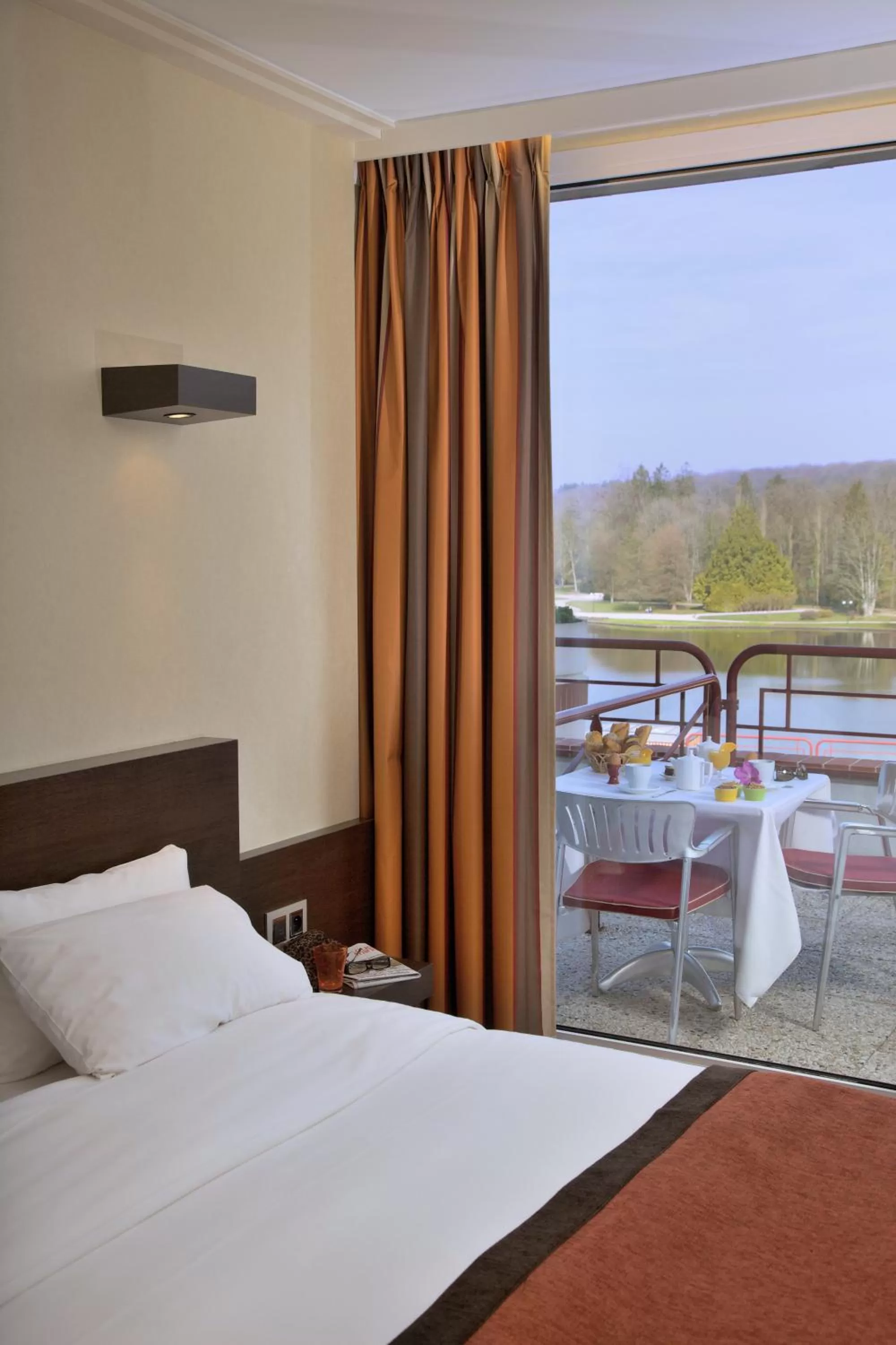 Balcony/Terrace, Bed in Hôtel Spa Du Béryl