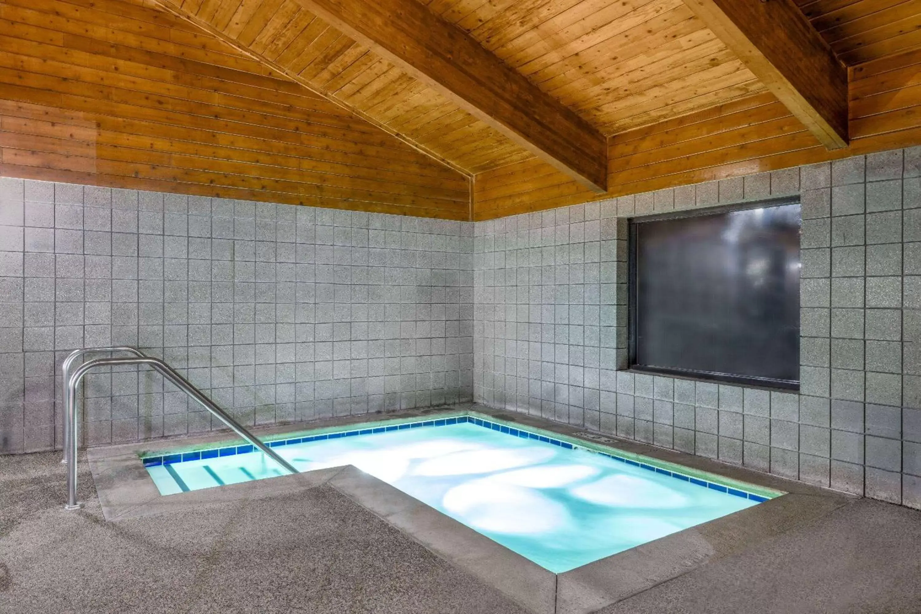 Hot Tub, Swimming Pool in AmericInn by Wyndham Dickinson