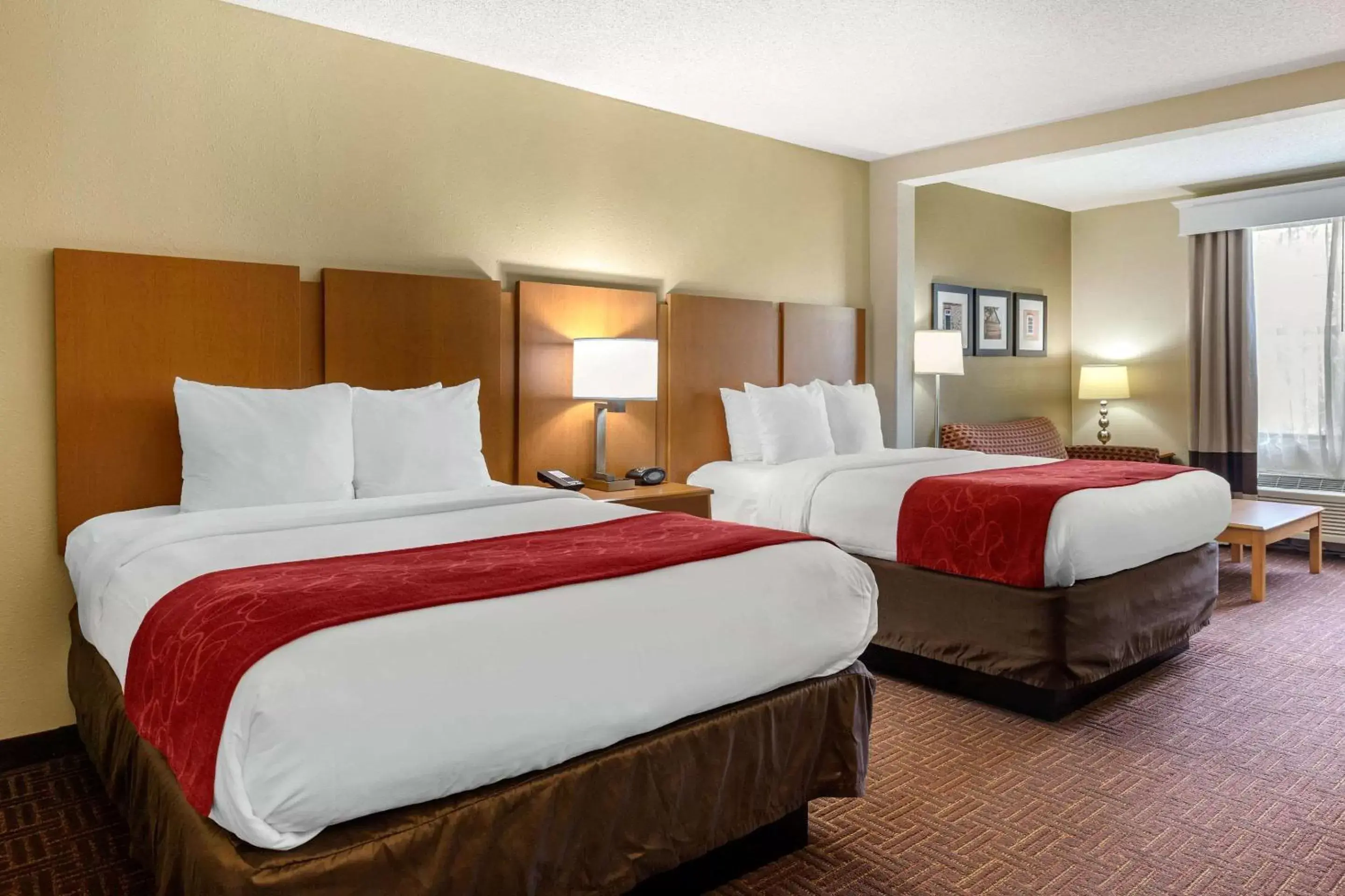 Photo of the whole room, Bed in Comfort Suites Hanes Mall