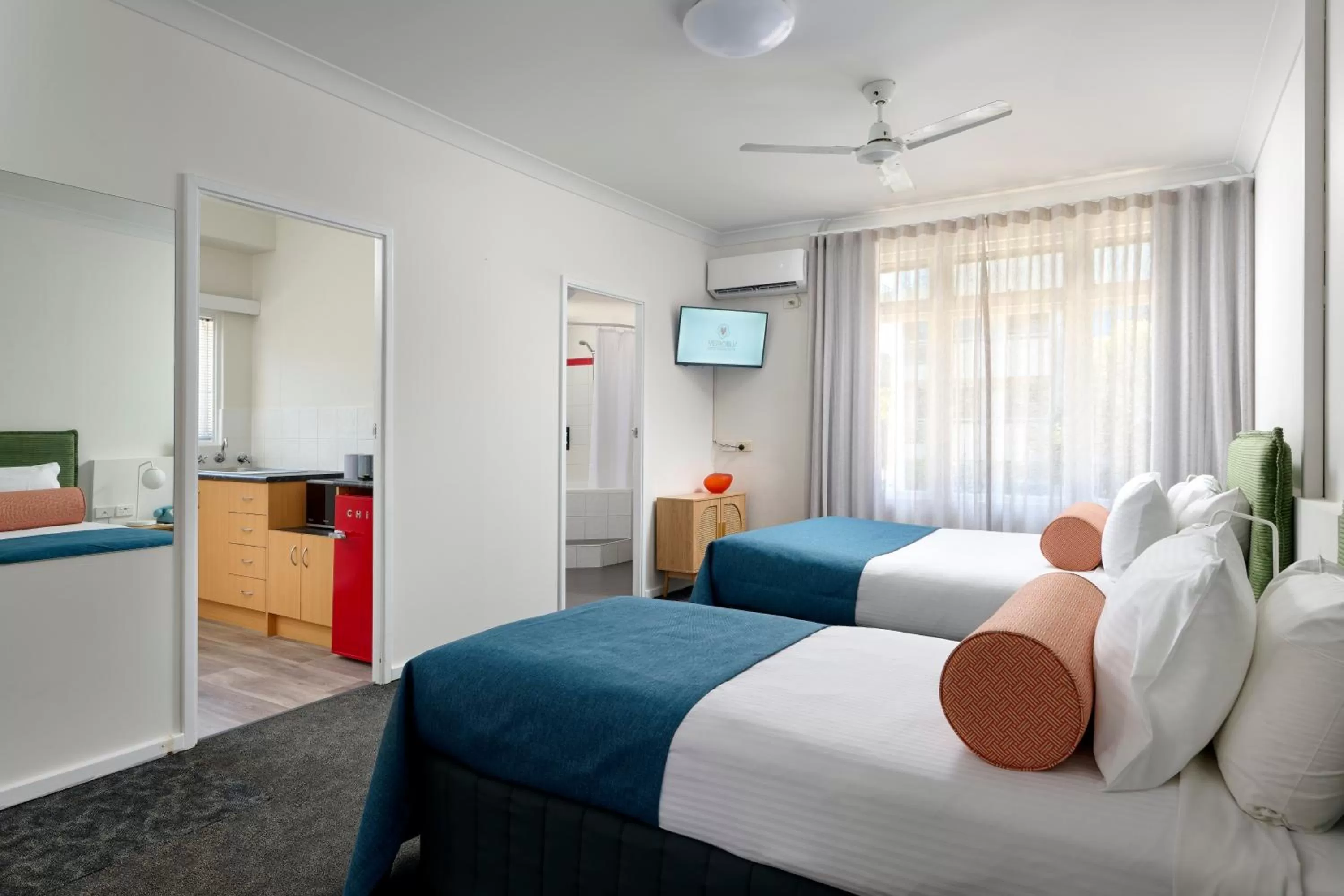 Bed in Baileys Parkside Motel by VetroBlu